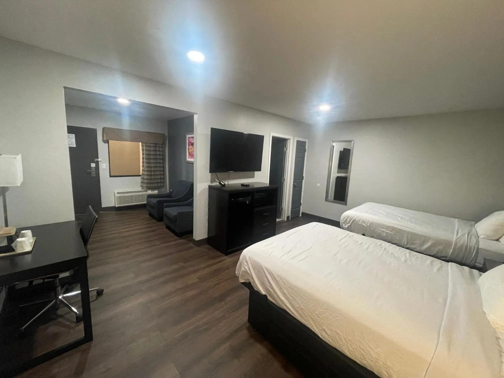 Bed in Motel 6 Norfolk, VA East Little Creek