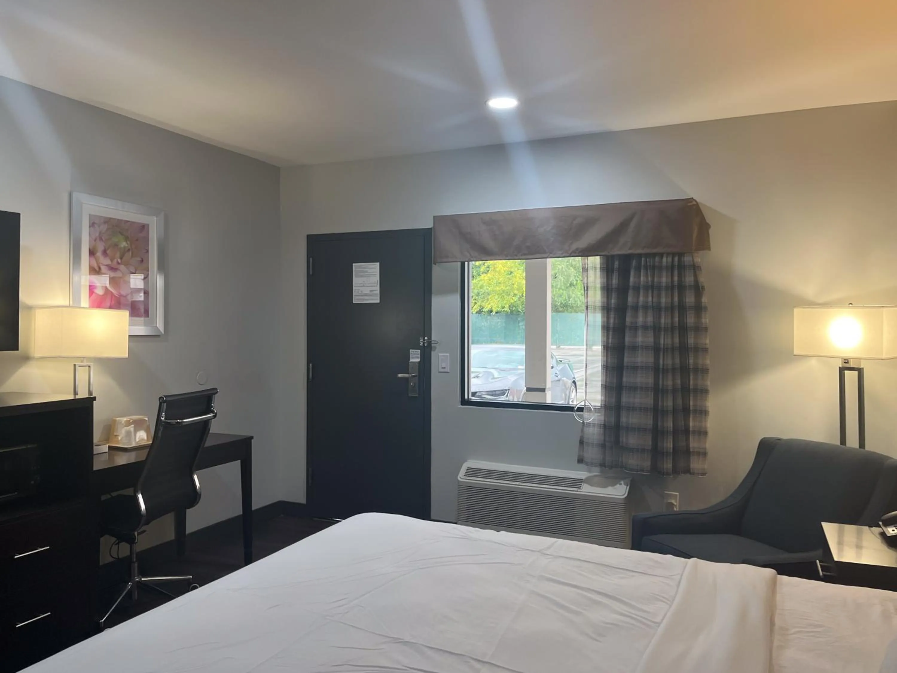 Photo of the whole room, Bed in Motel 6 Norfolk, VA East Little Creek