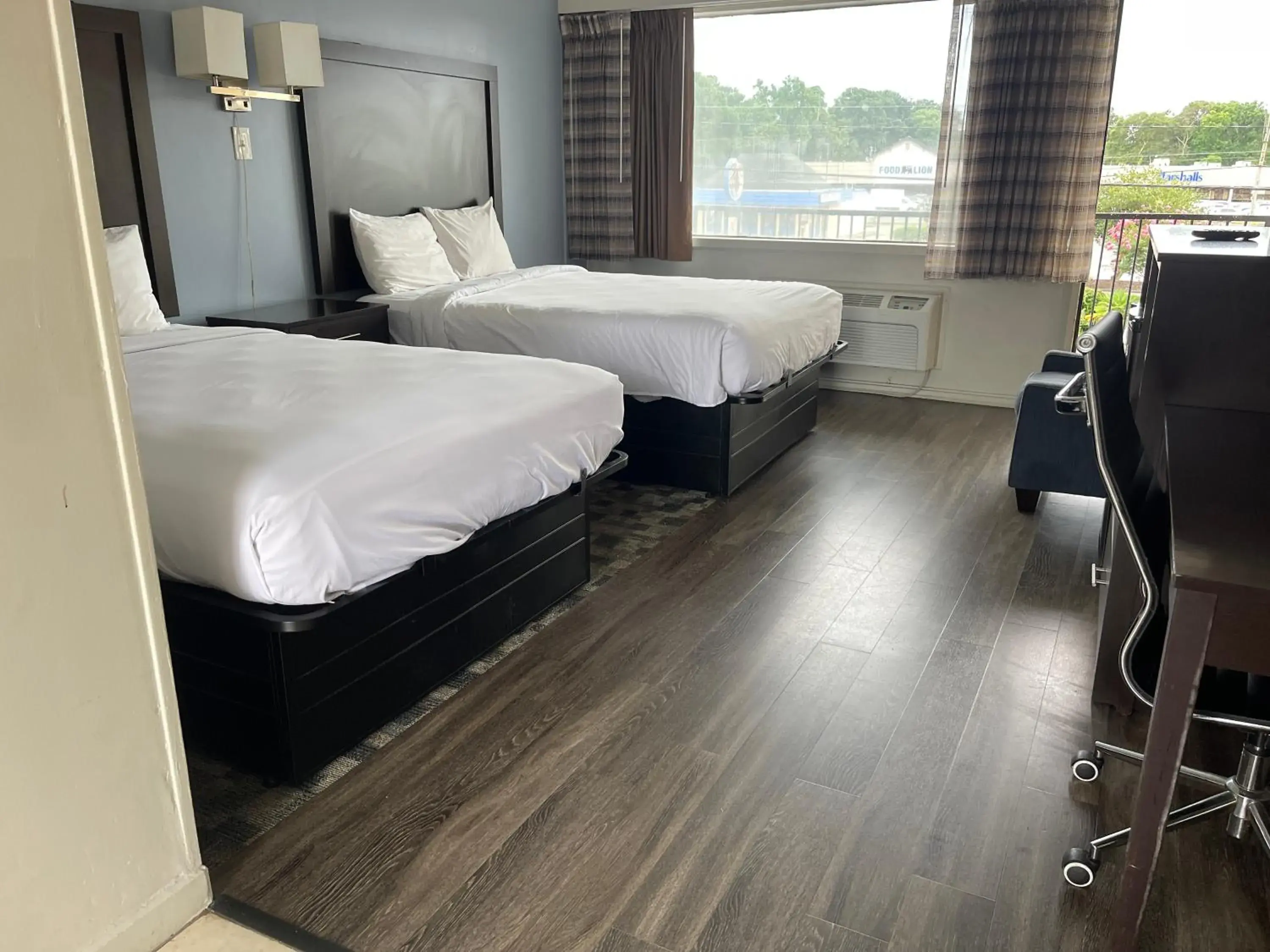 Quadruple Room - Non-Smoking in Motel 6 Norfolk, VA East Little Creek Quadruple Room - Non-Smoking in Motel 6 Norfolk, VA East Little Creek