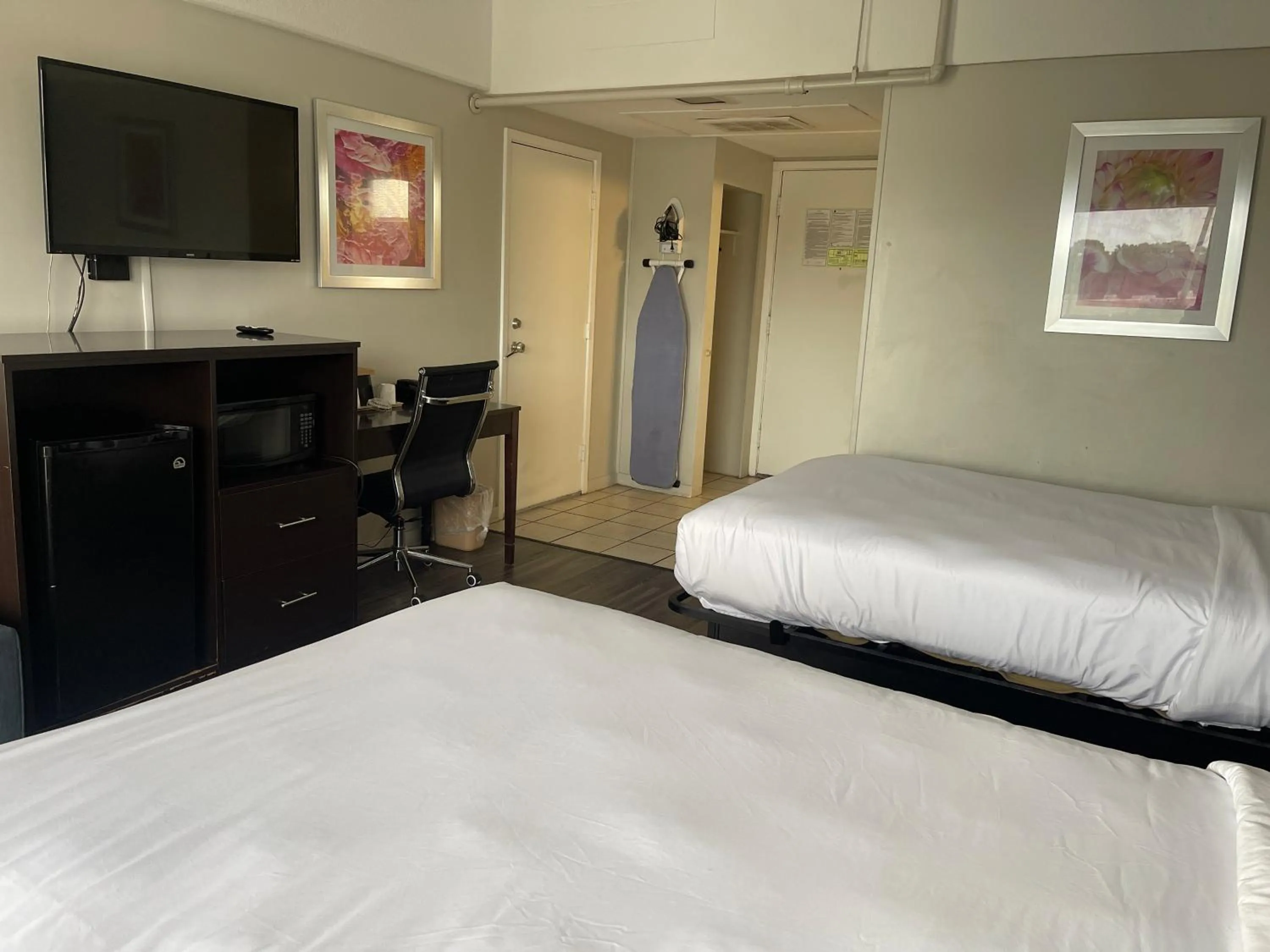 Bed in Motel 6 Norfolk, VA East Little Creek