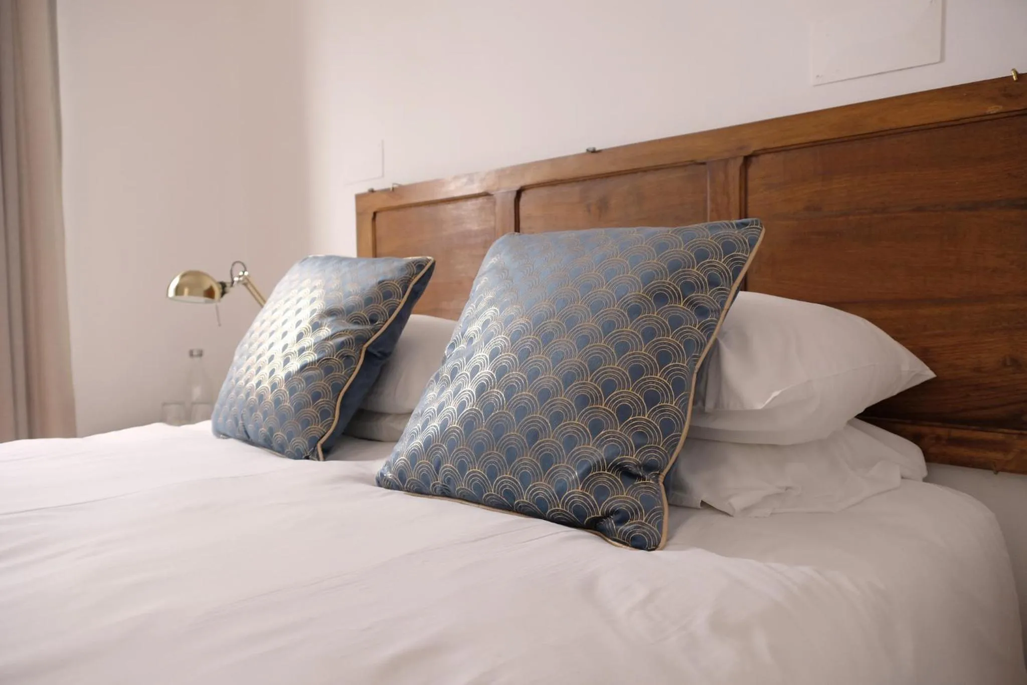 Photo of the whole room, Bed in Lisbon Poets Inn