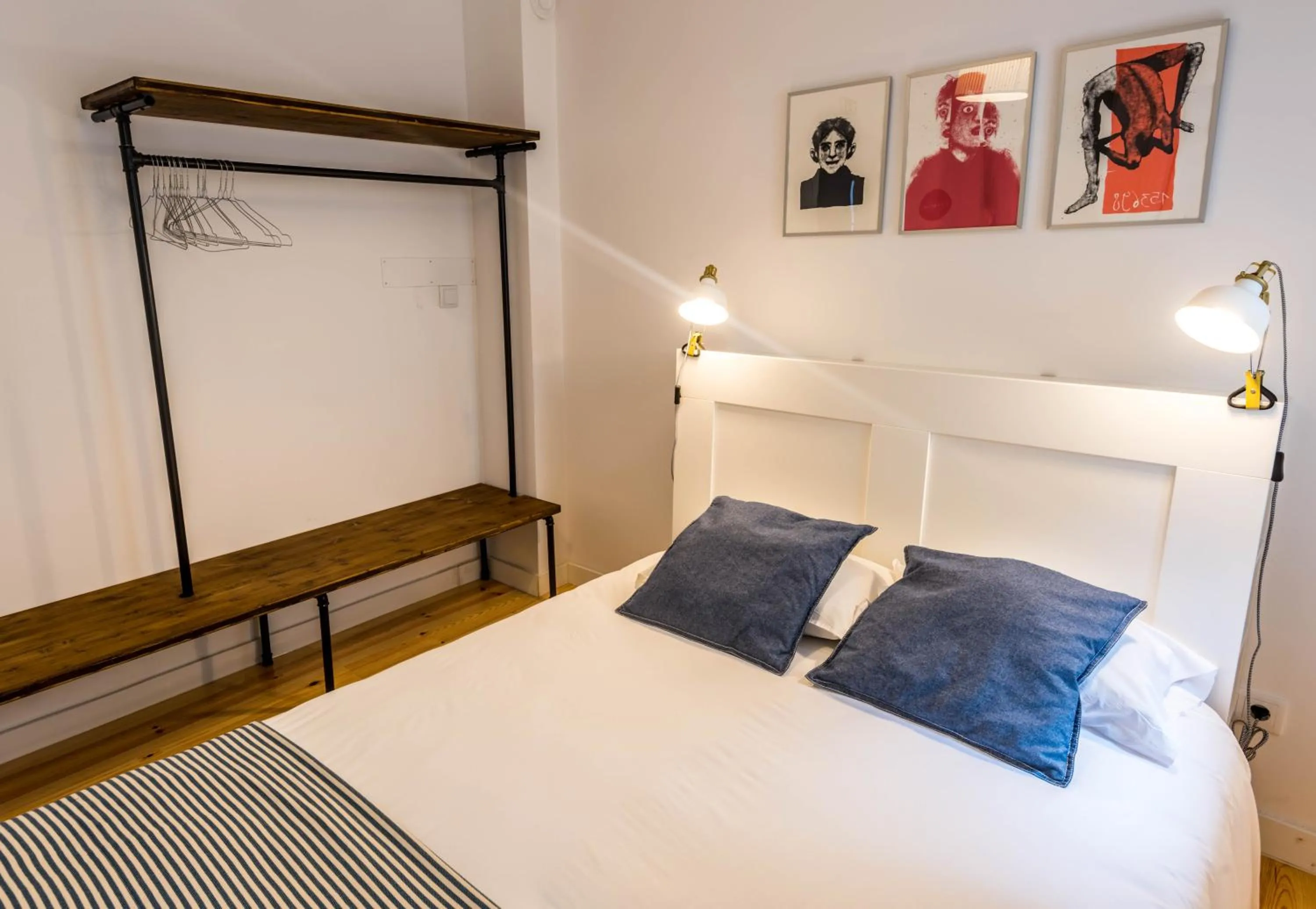 wardrobe, Bed in Lisbon Poets Inn