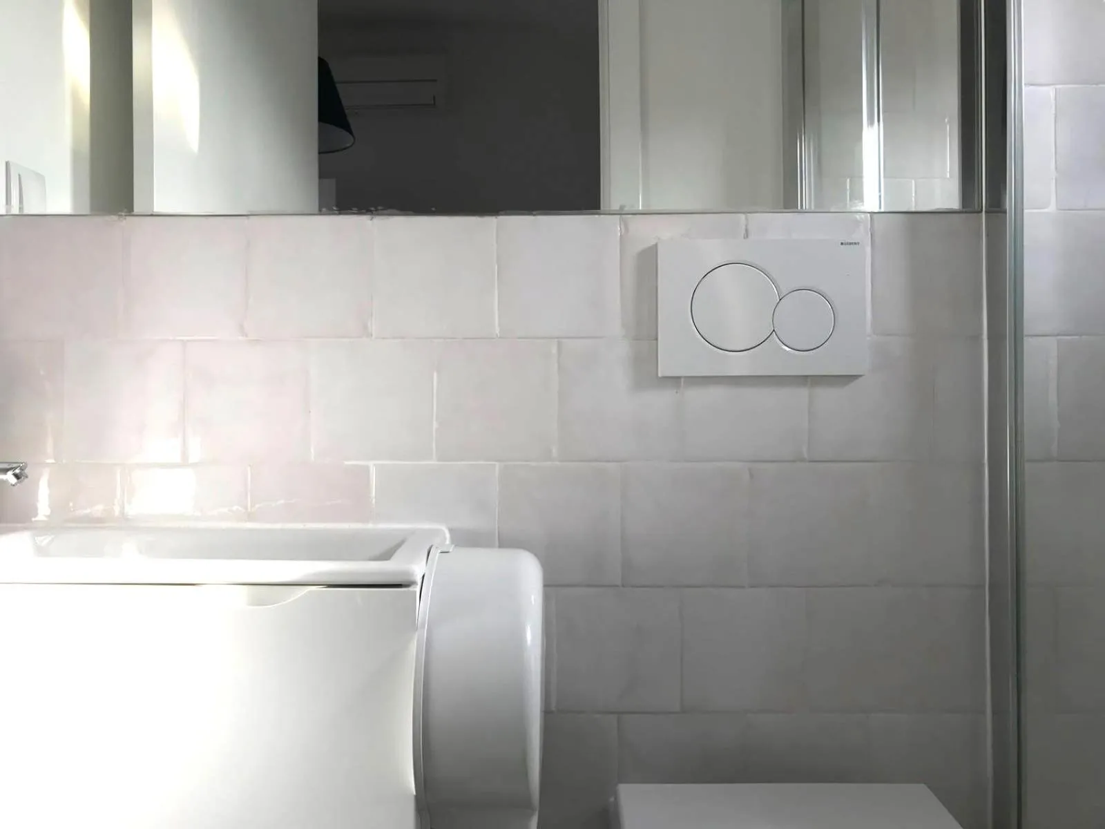 Toilet in Lisbon Poets Inn
