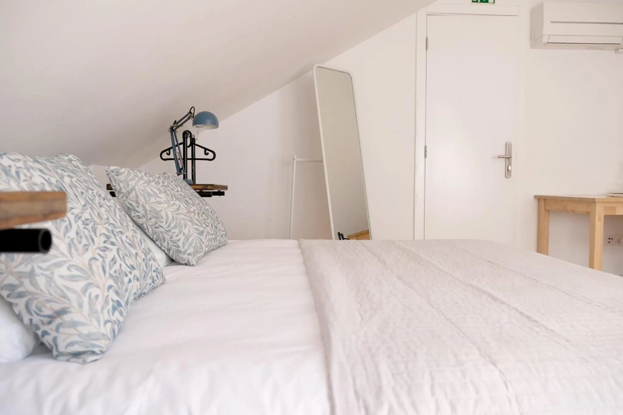 Photo of the whole room, Bed in Lisbon Poets Inn