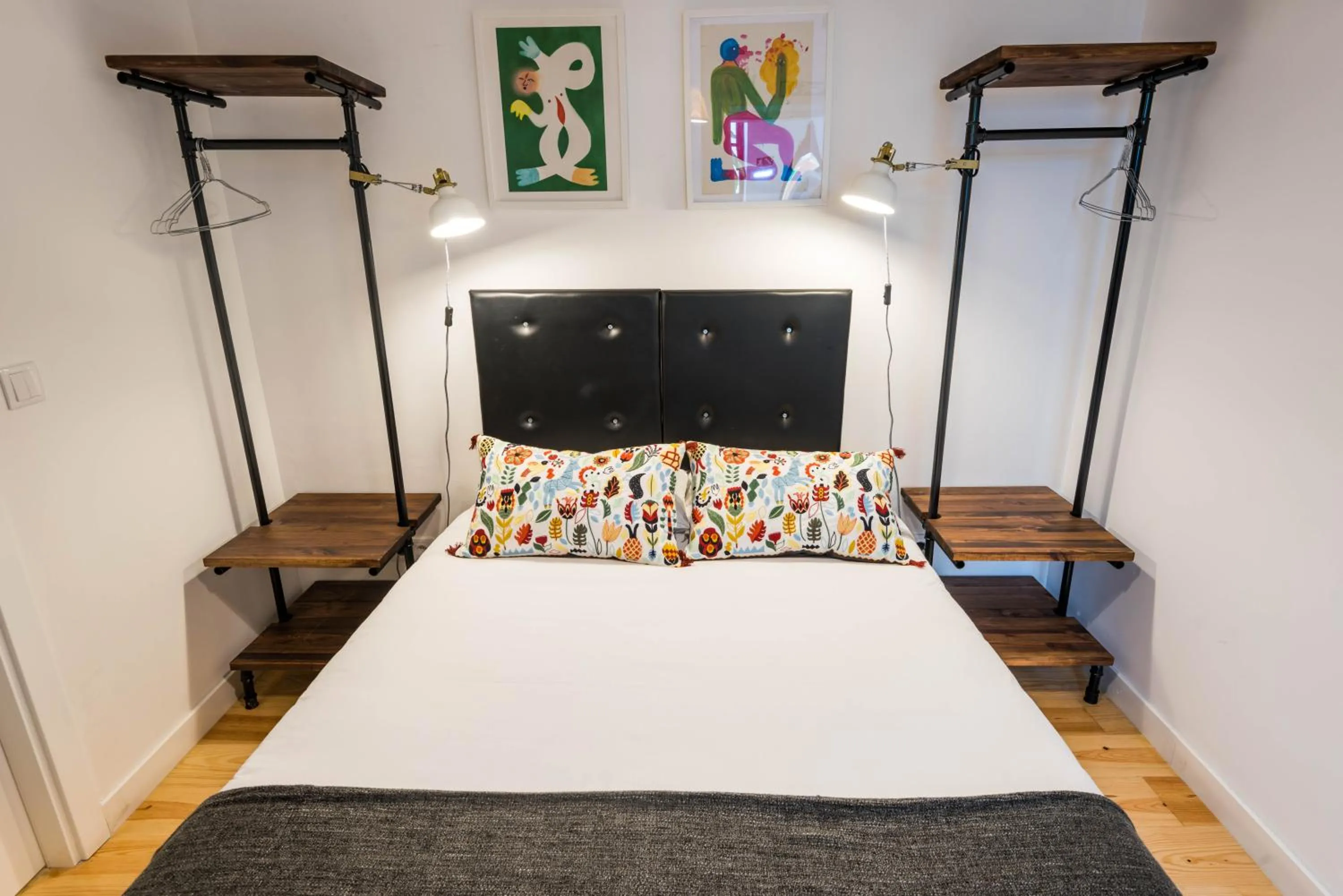 Photo of the whole room, Bed in Lisbon Poets Inn