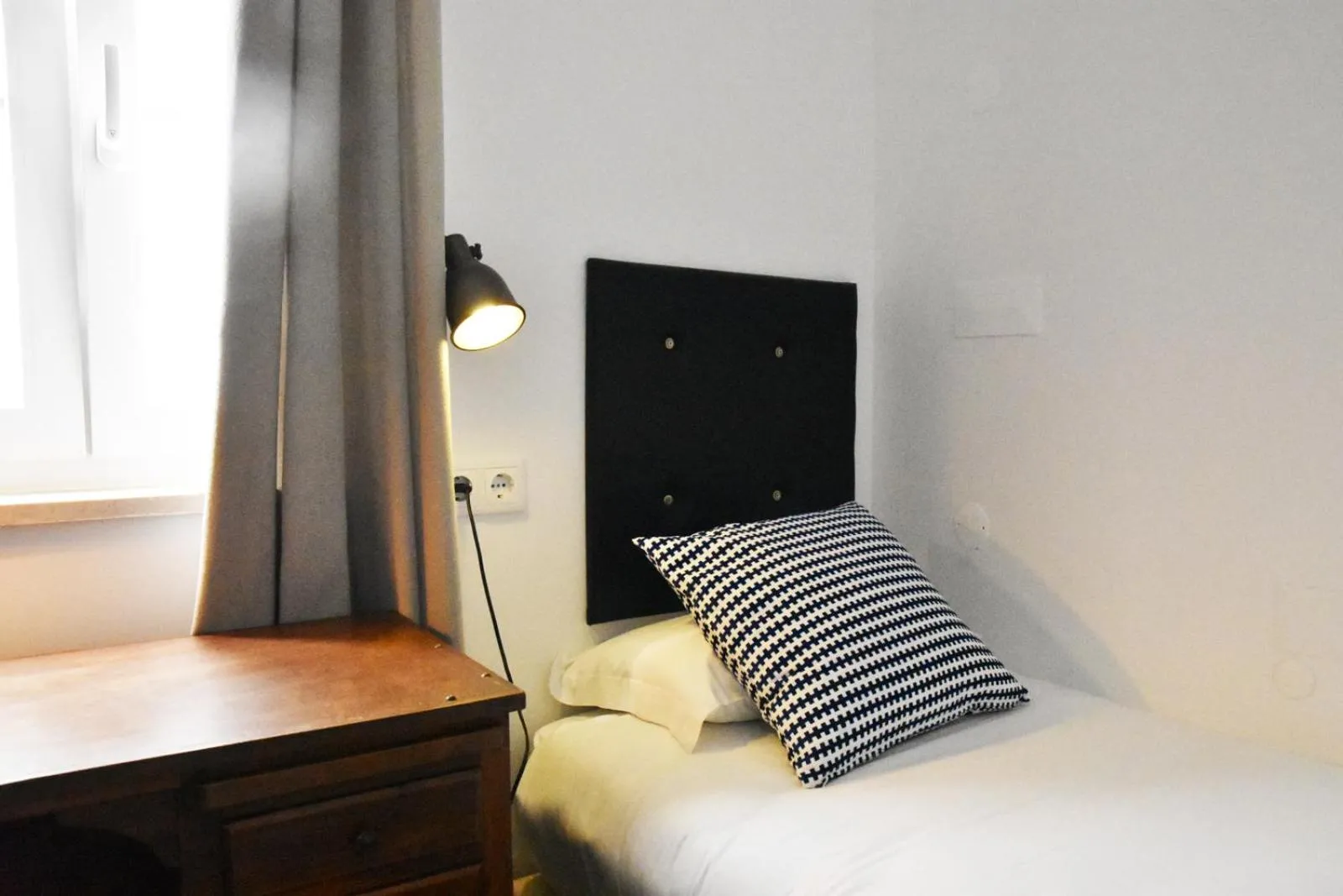 Photo of the whole room, Bed in Lisbon Poets Inn