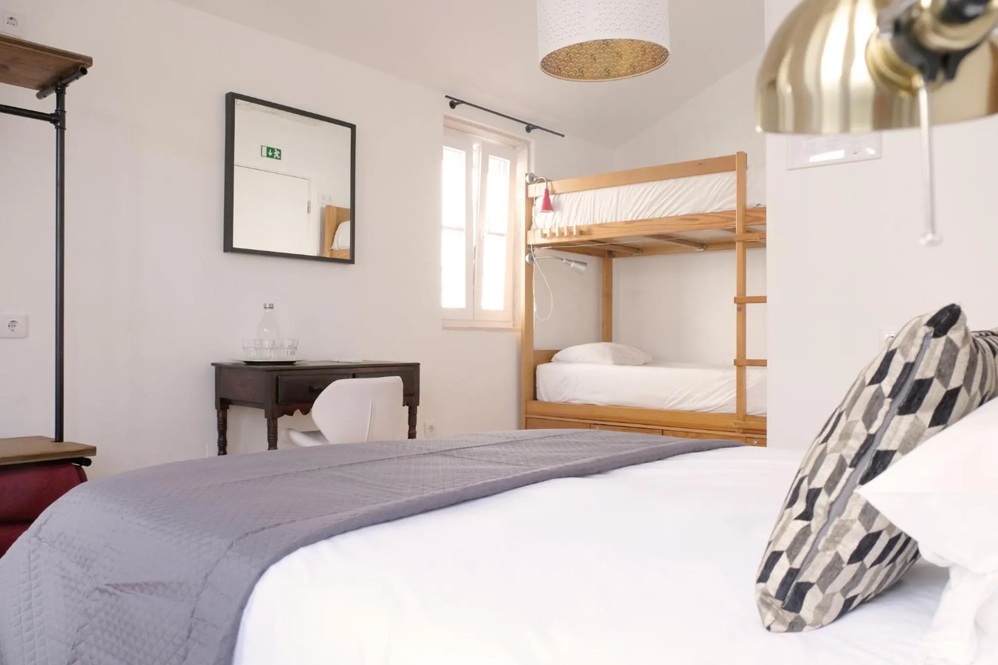 Photo of the whole room, Bed in Lisbon Poets Inn