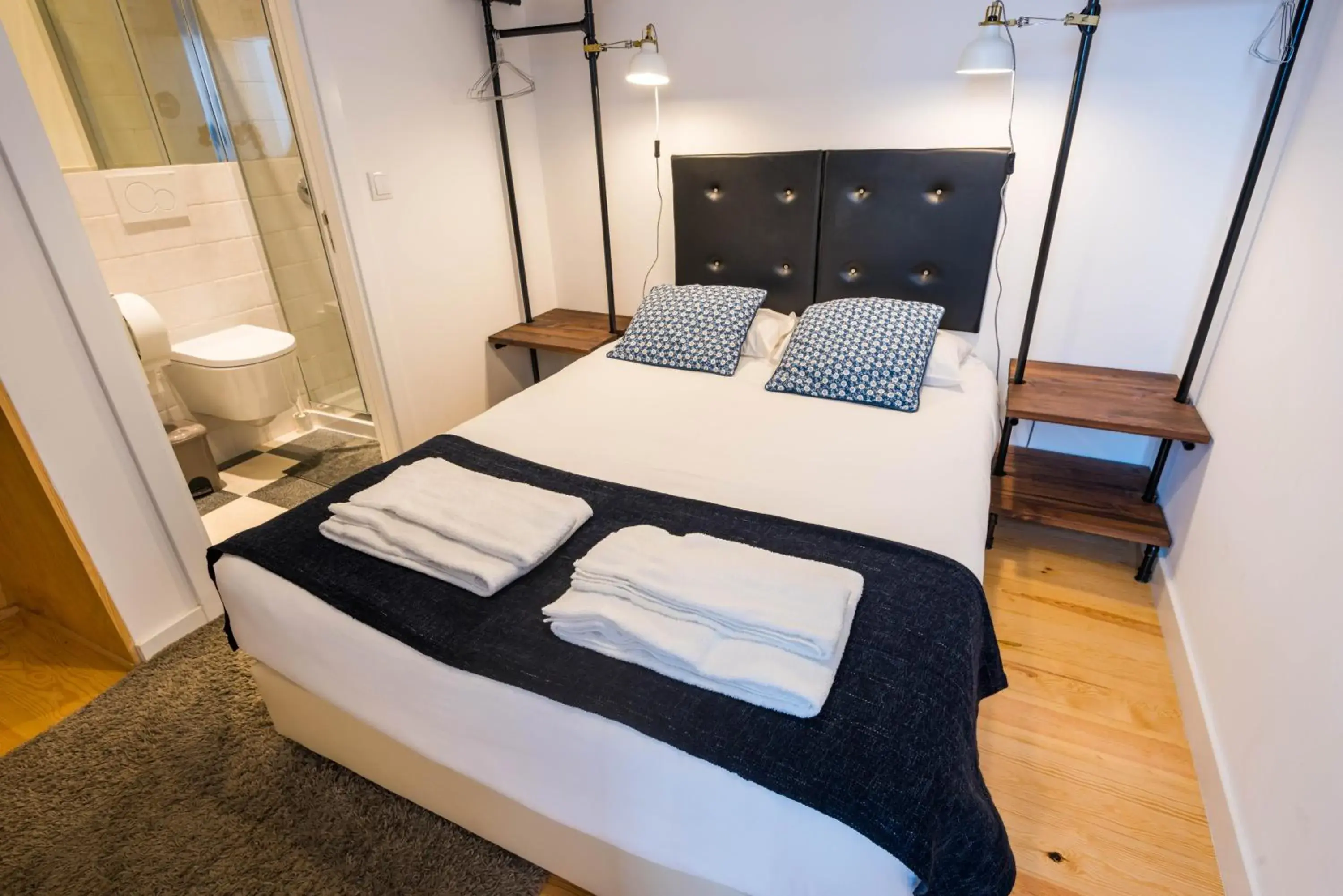 Budget Double Room in Lisbon Poets Inn Budget Double Room in Lisbon Poets Inn