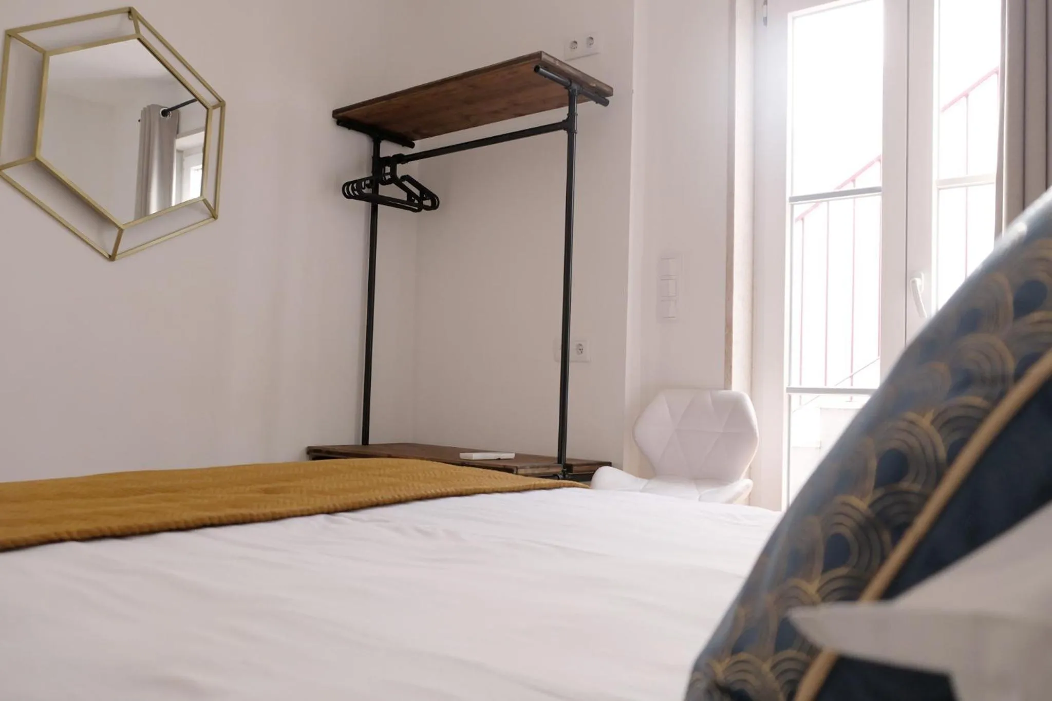 Photo of the whole room, Bed in Lisbon Poets Inn