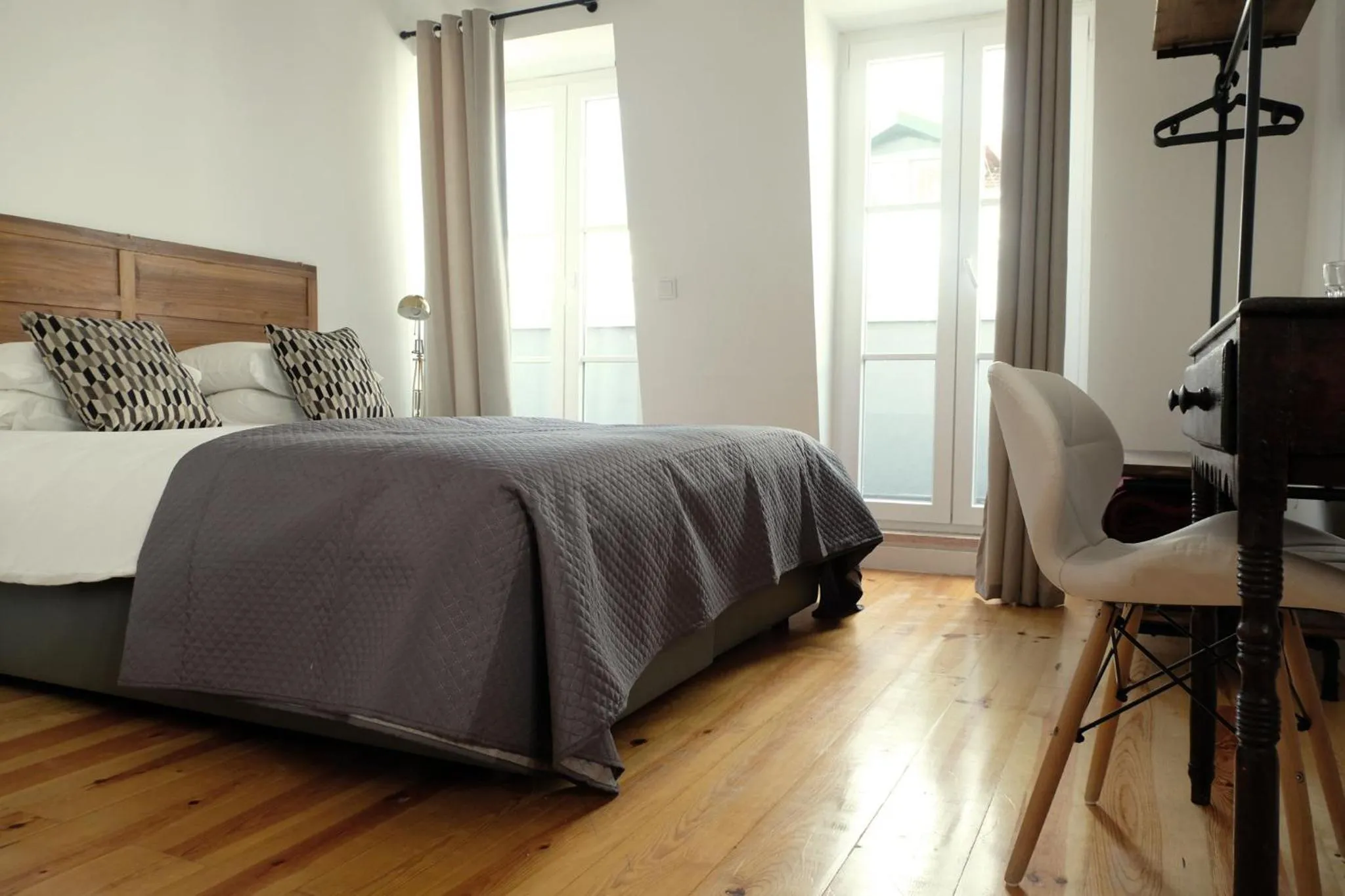Photo of the whole room, Bed in Lisbon Poets Inn