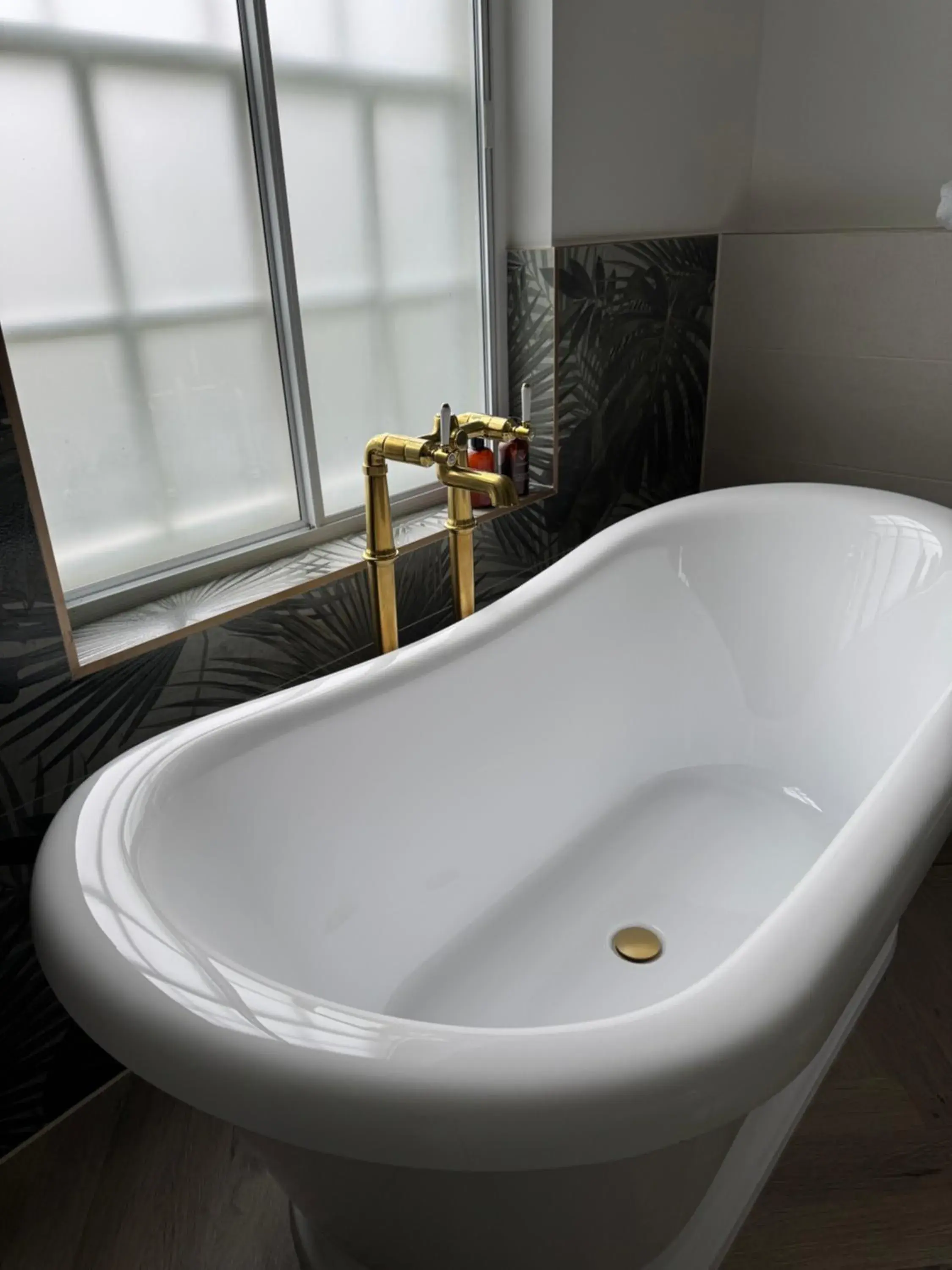 Deluxe Double Room with Bath in The Falcon Inn Deluxe Double Room with Bath in The Falcon Inn