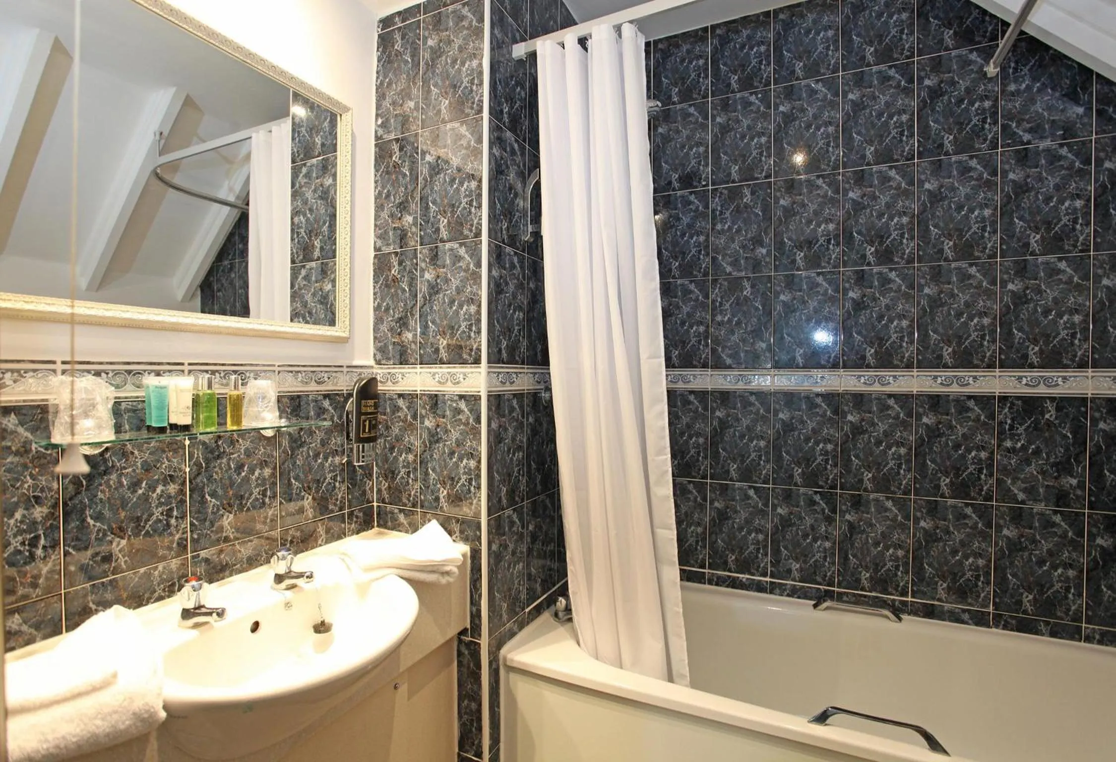 Twin Room with Bath in The Falcon Inn