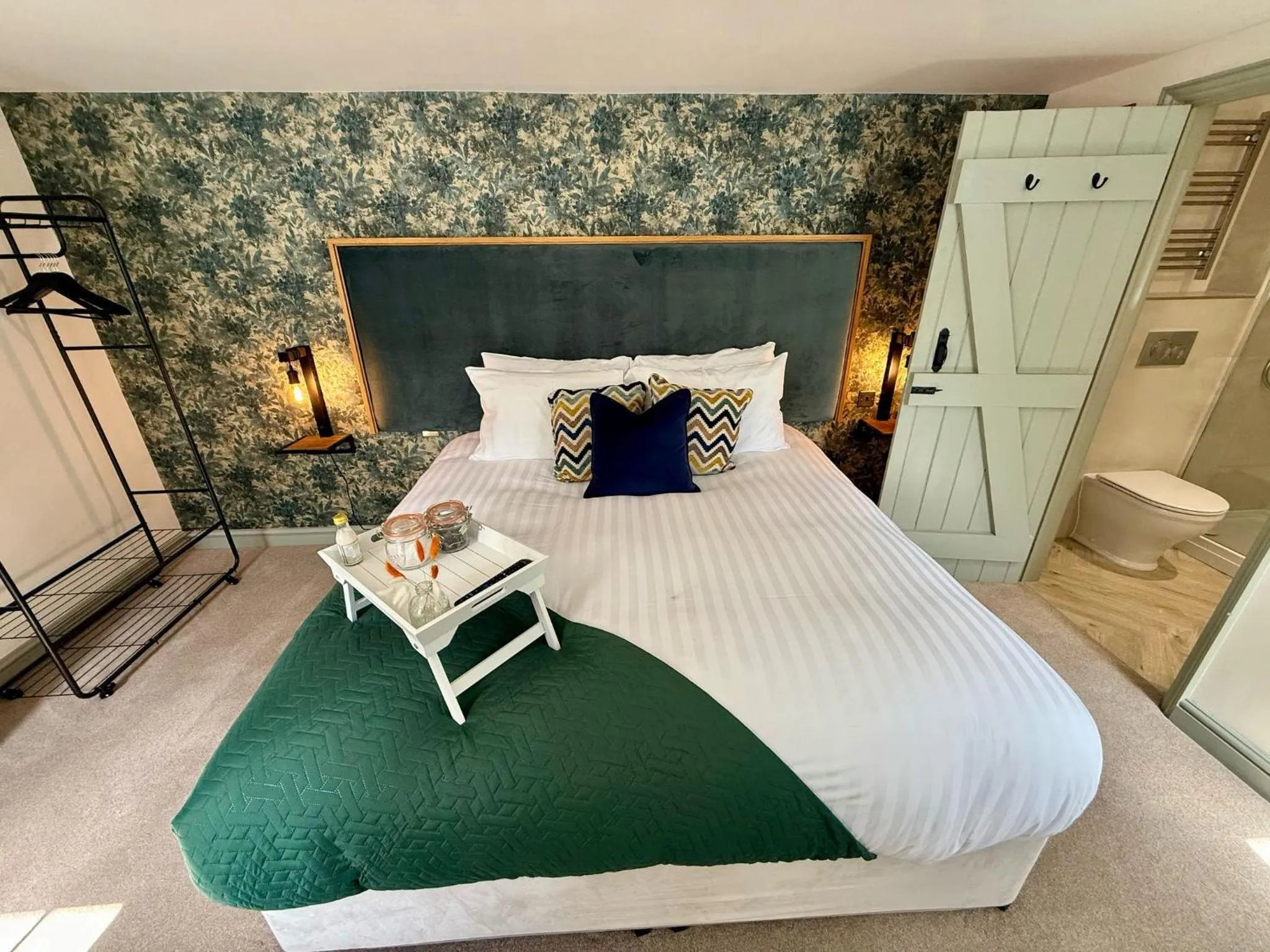 Photo of the whole room, Bed in The Falcon Inn