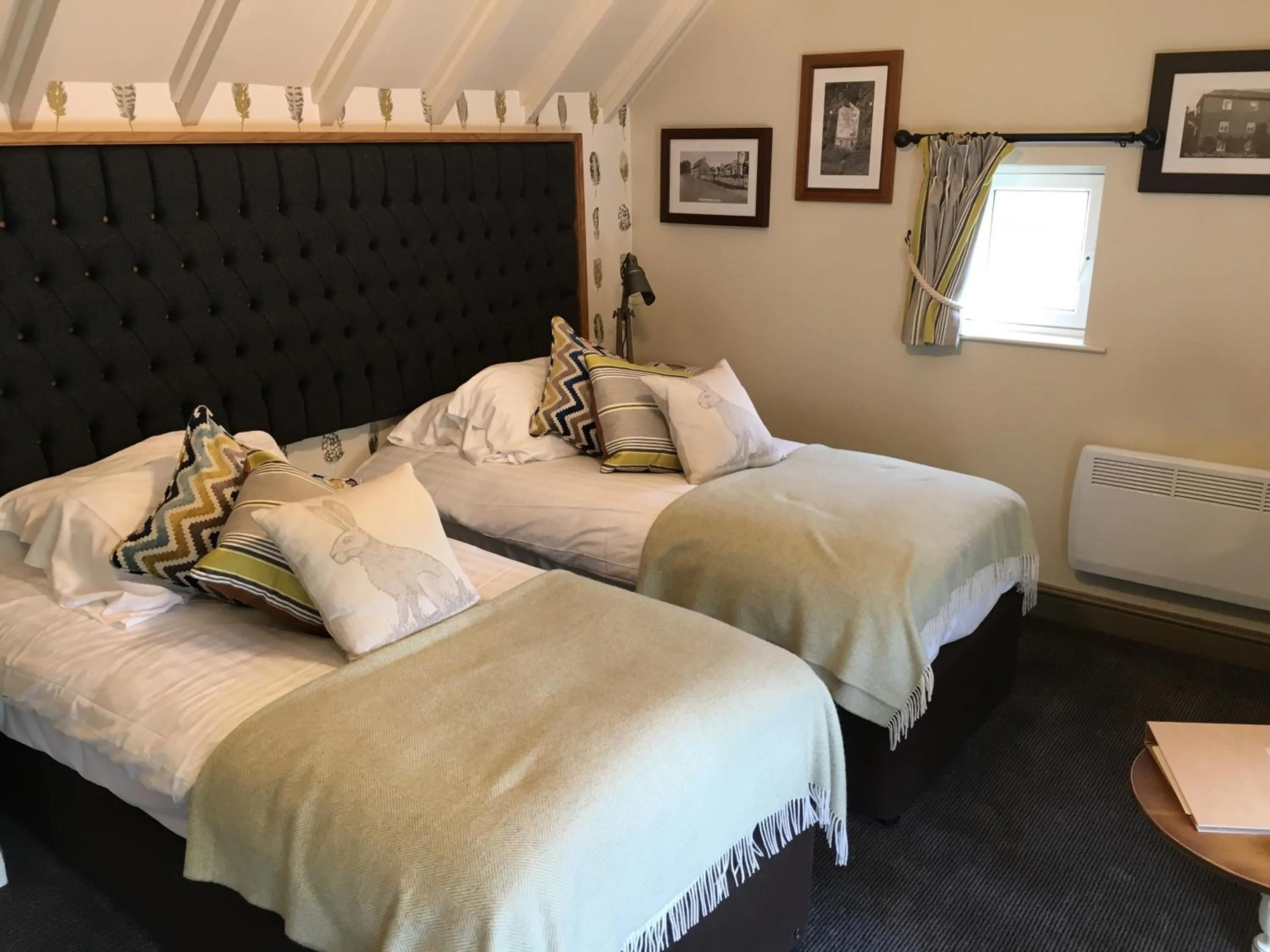 Twin Room with Bath in The Falcon Inn