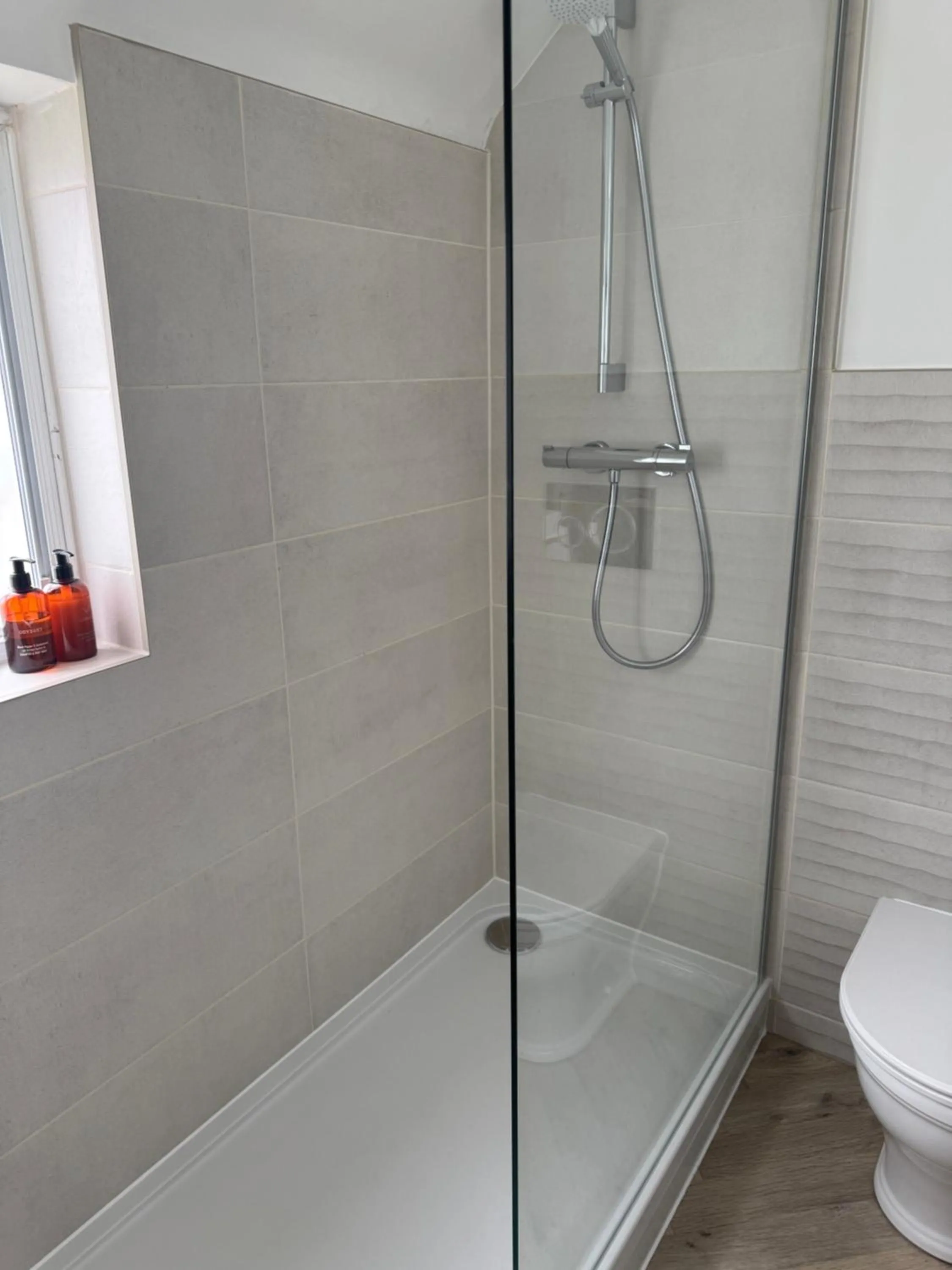 Shower in The Falcon Inn