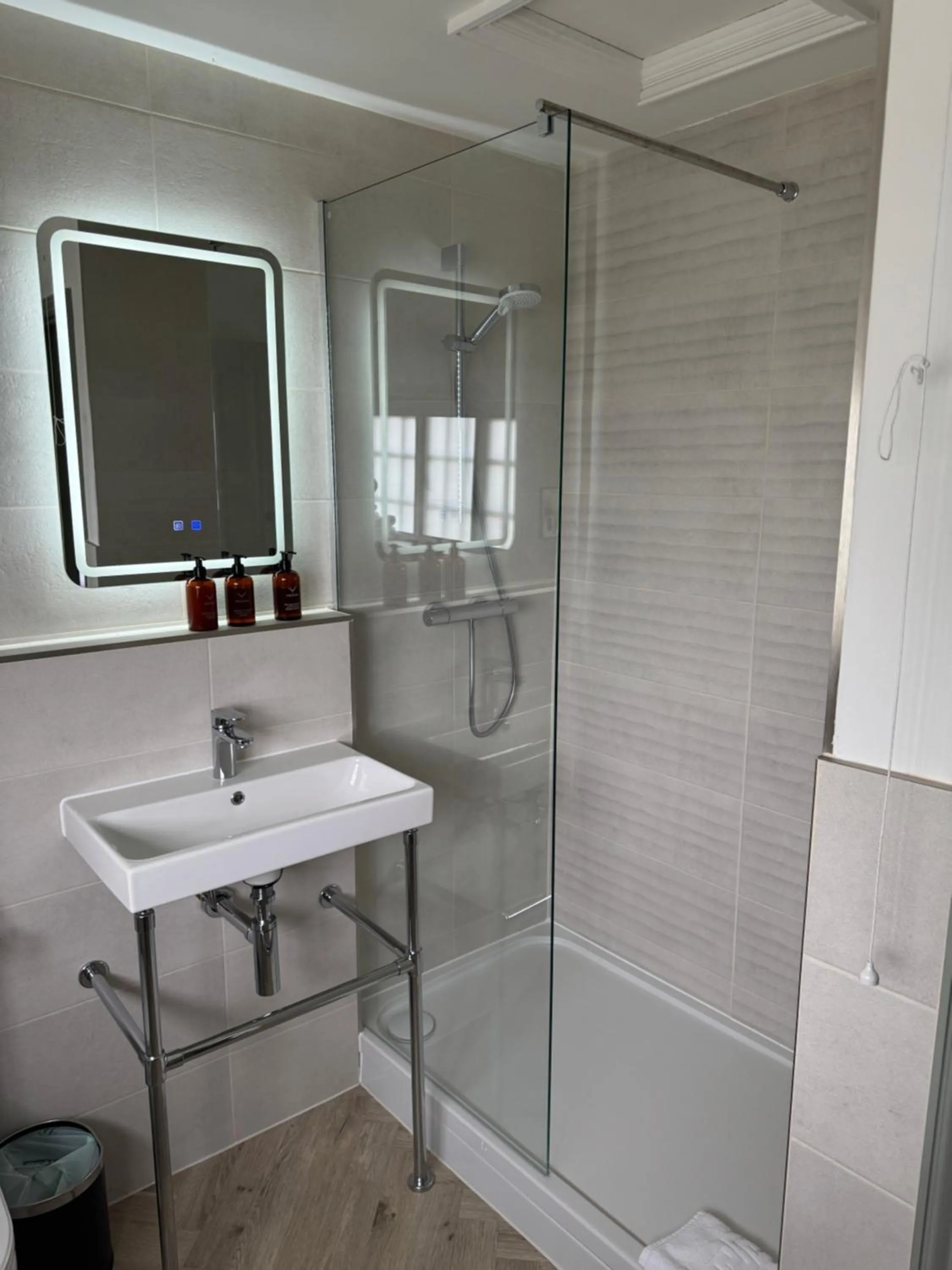 Shower in The Falcon Inn