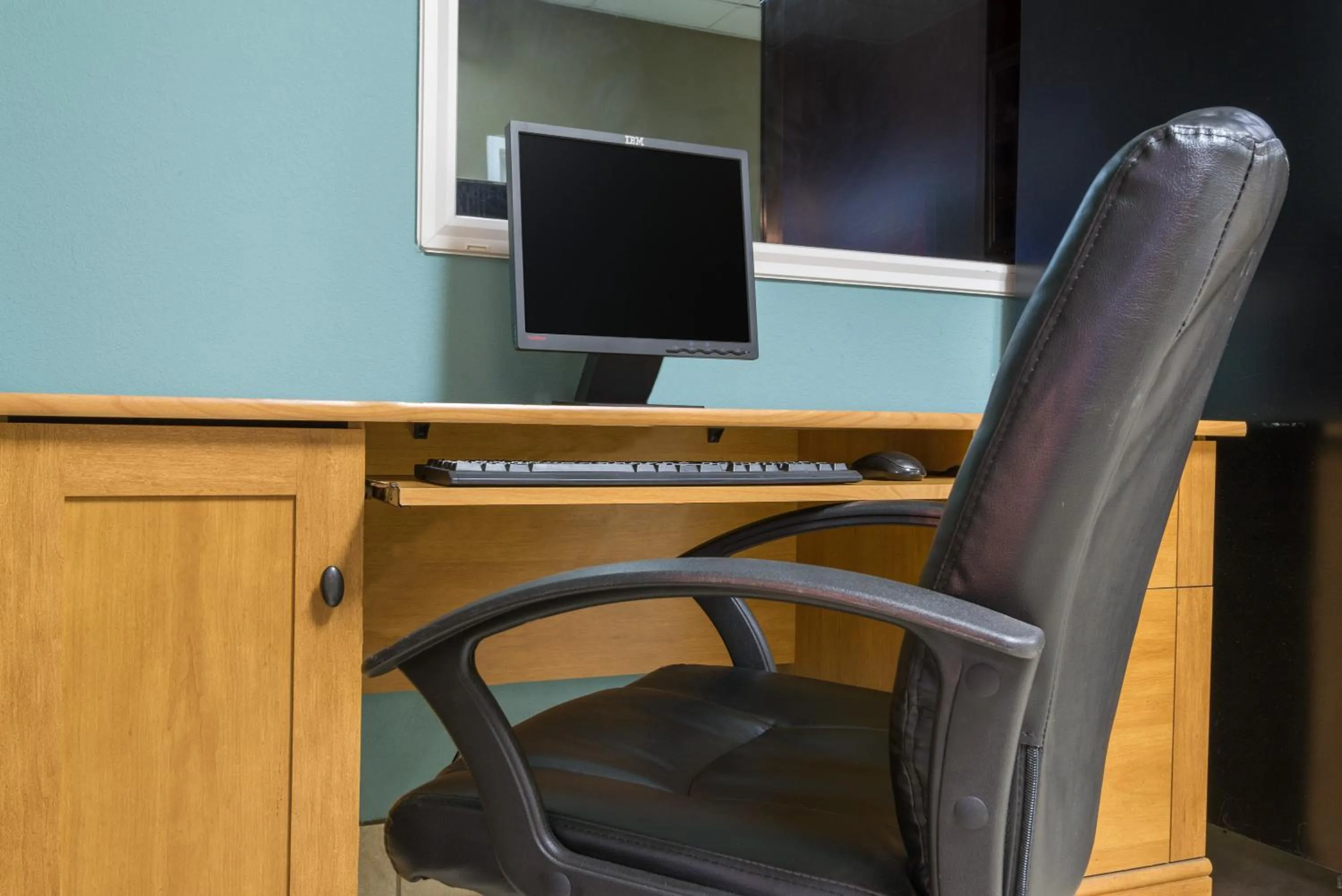 Business facilities, TV/Entertainment Center in Super 8 by Wyndham Williamsburg