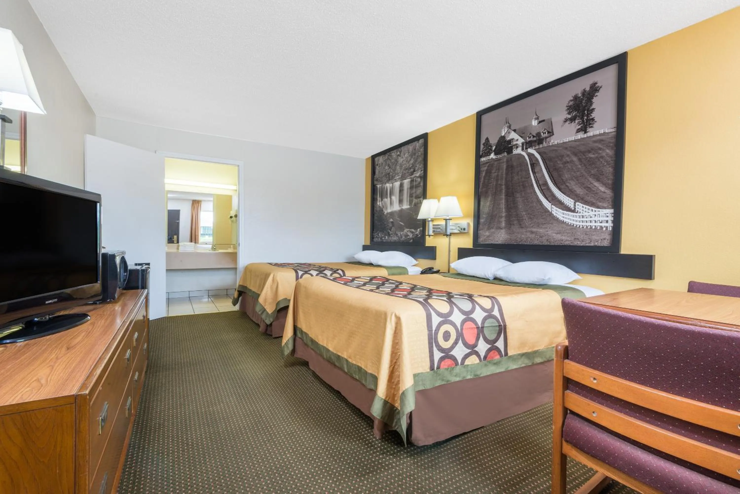 Bedroom, TV/Entertainment Center in Super 8 by Wyndham Williamsburg