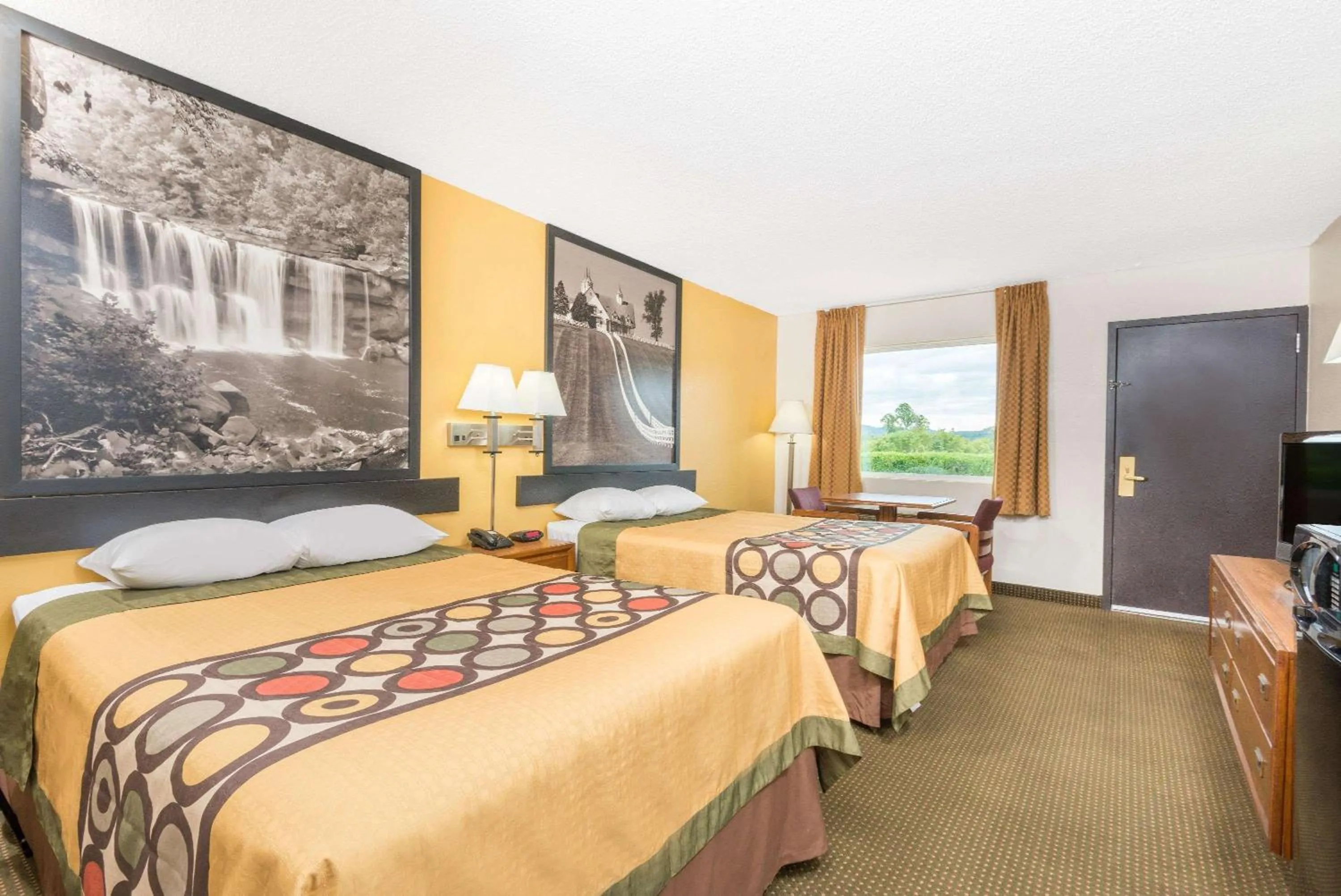 Photo of the whole room in Super 8 by Wyndham Williamsburg