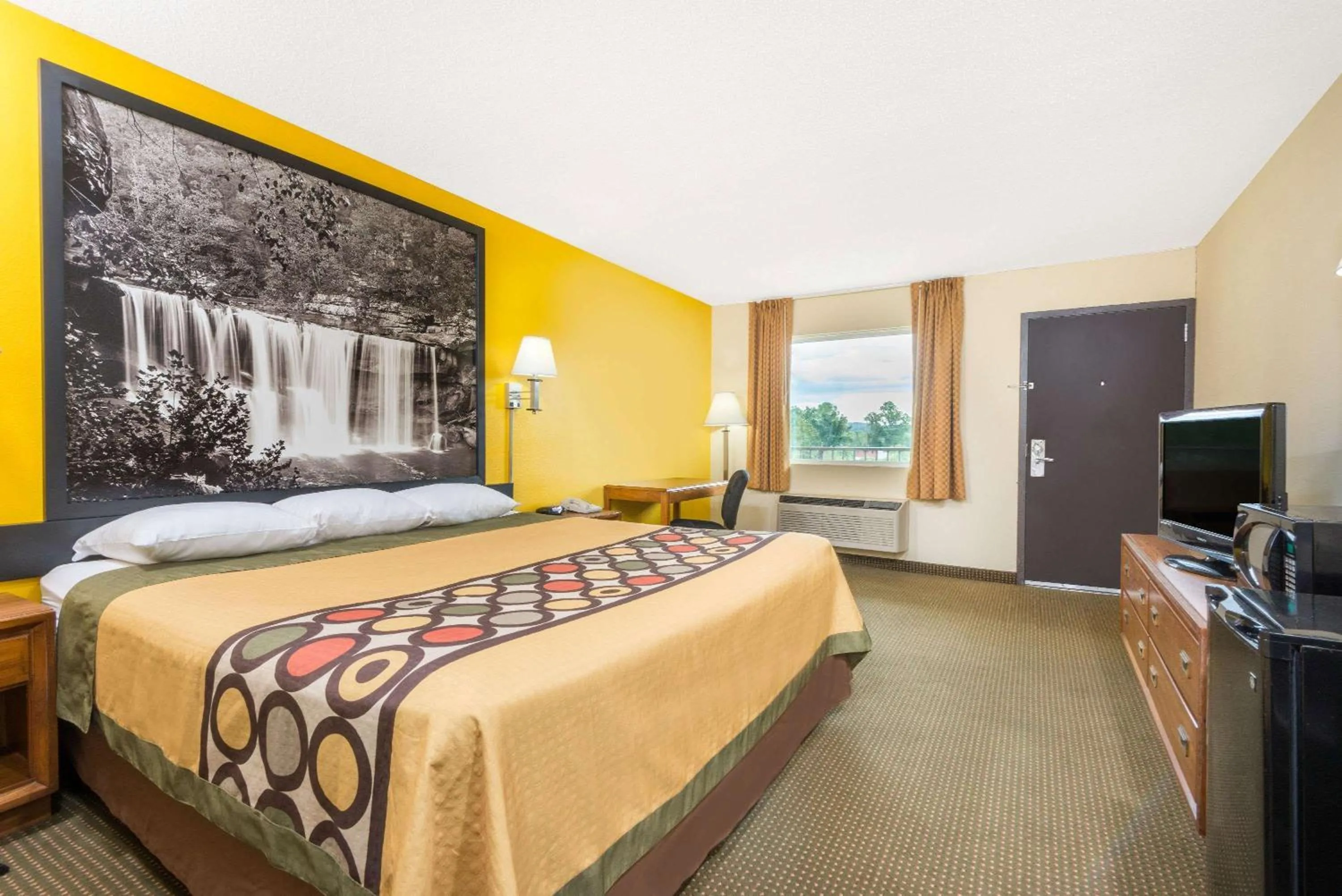 Photo of the whole room in Super 8 by Wyndham Williamsburg