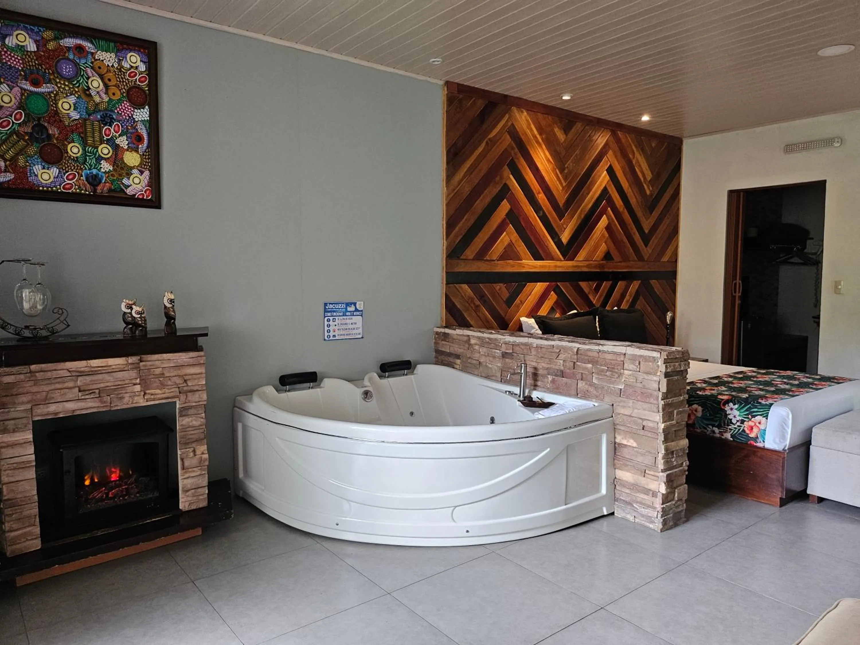 Hot Tub in Yellow Tree Suites
