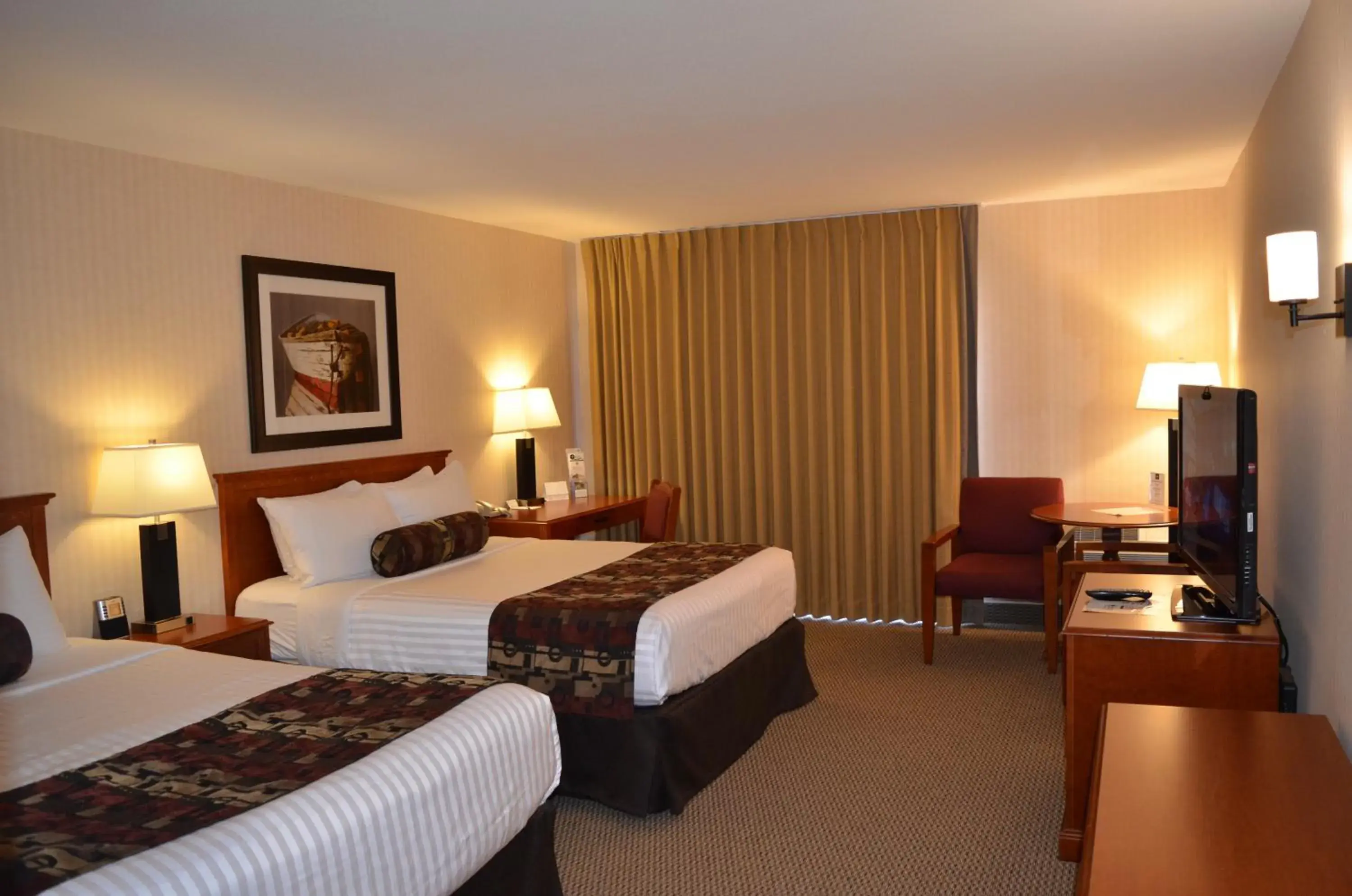 Queen Room with Two Queen Beds with Lake View in Inn on Long Lake Queen Room with Two Queen Beds with Lake View in Inn on Long Lake