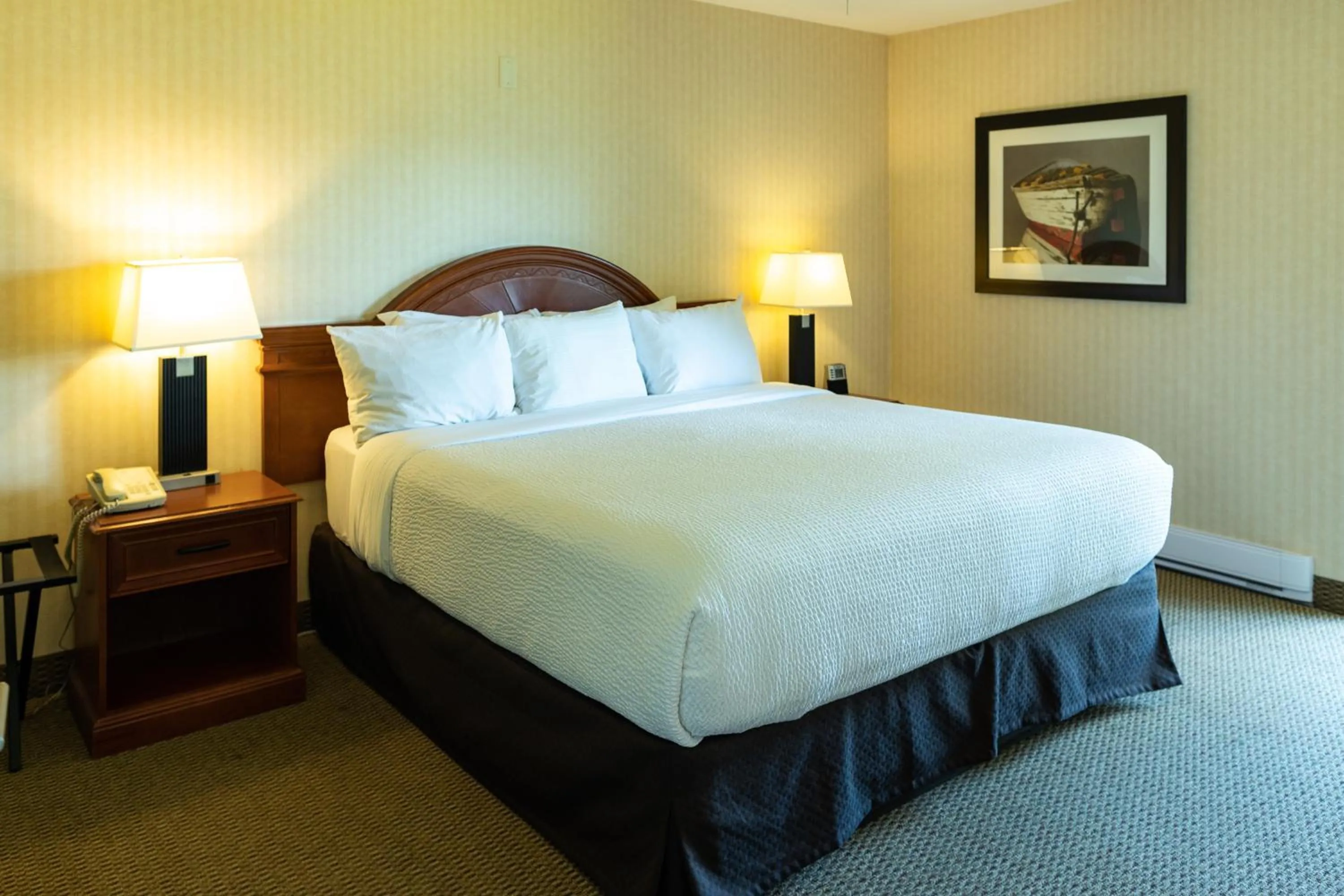 Bedroom, Bed in Inn on Long Lake