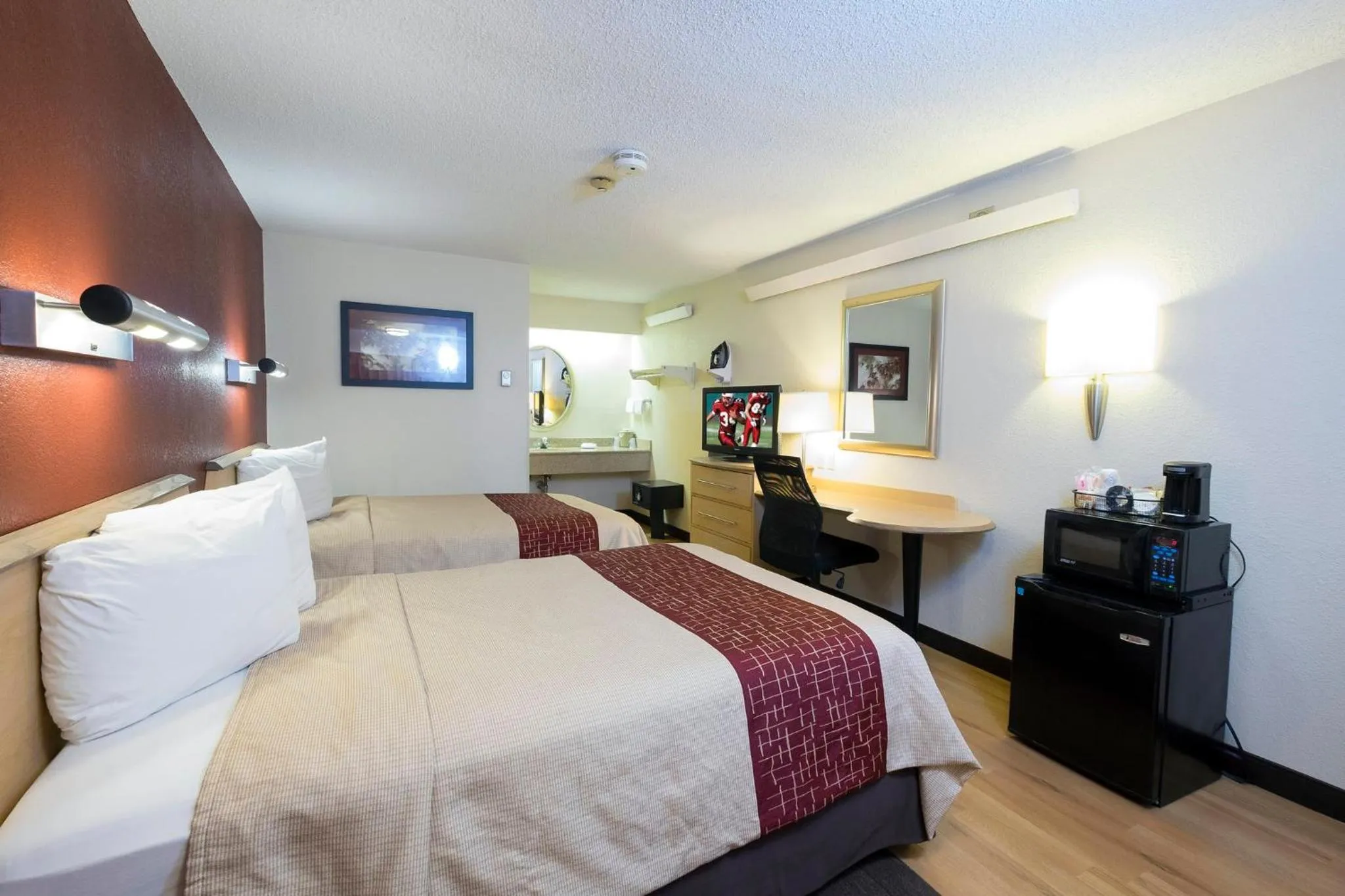 Photo of the whole room, Bed in Red Roof Inn Chicago - Joliet