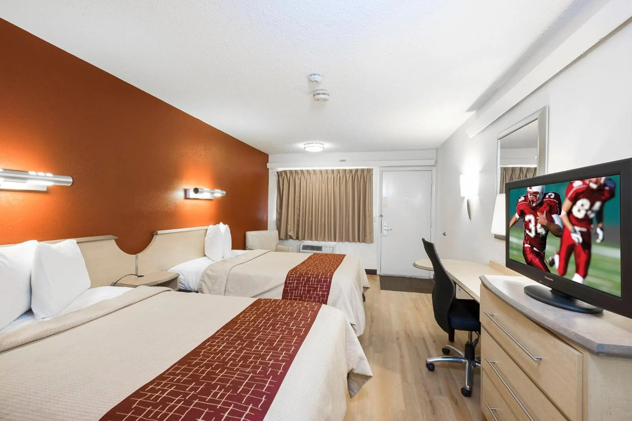 Photo of the whole room, Bed in Red Roof Inn Chicago - Joliet