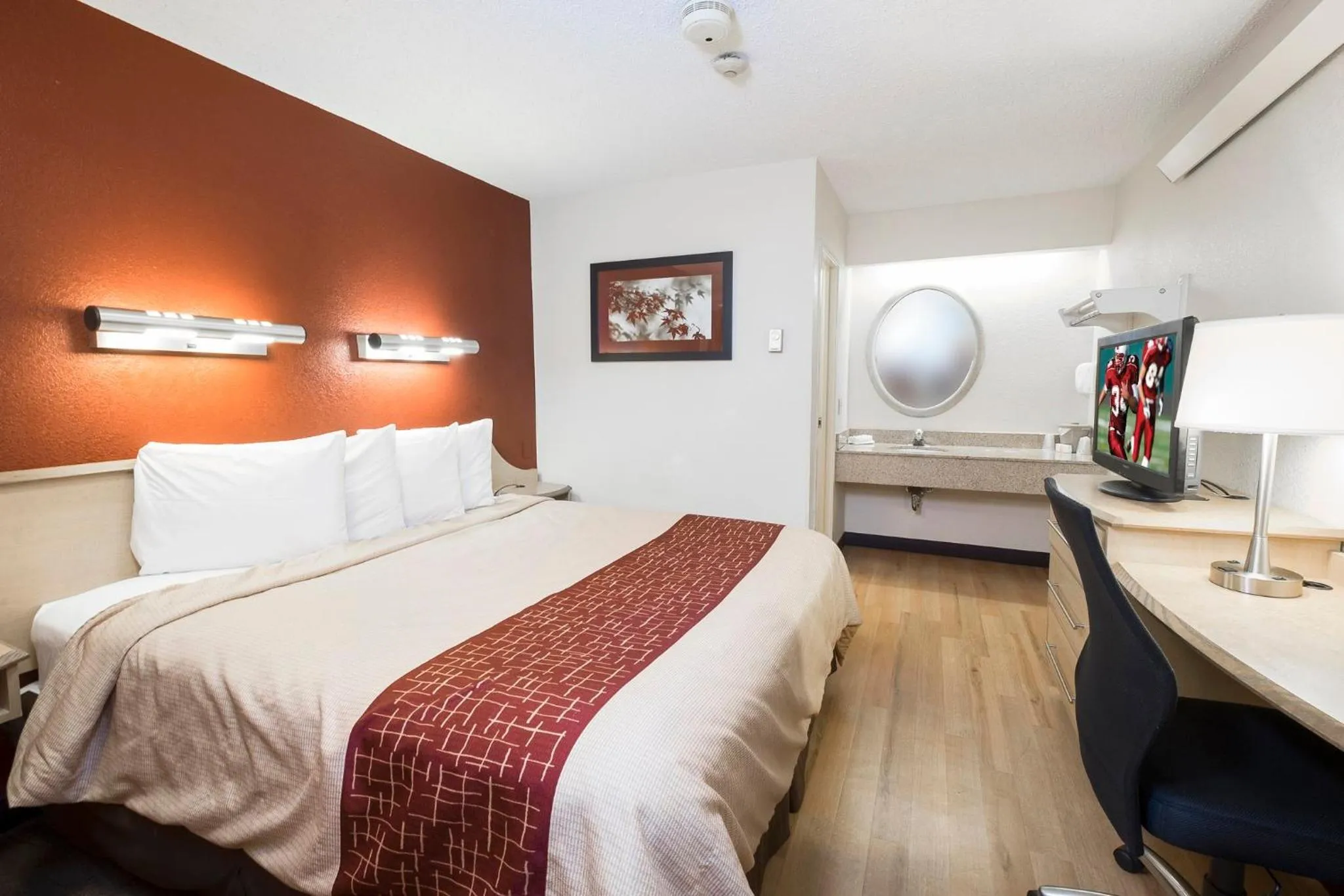 Photo of the whole room, Bed in Red Roof Inn Chicago - Joliet