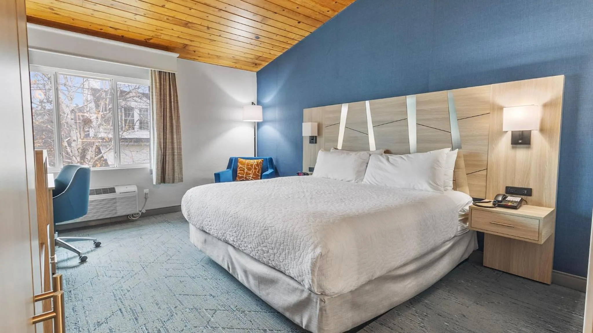 Bed in Best Western Plus, The Inn at Hampton