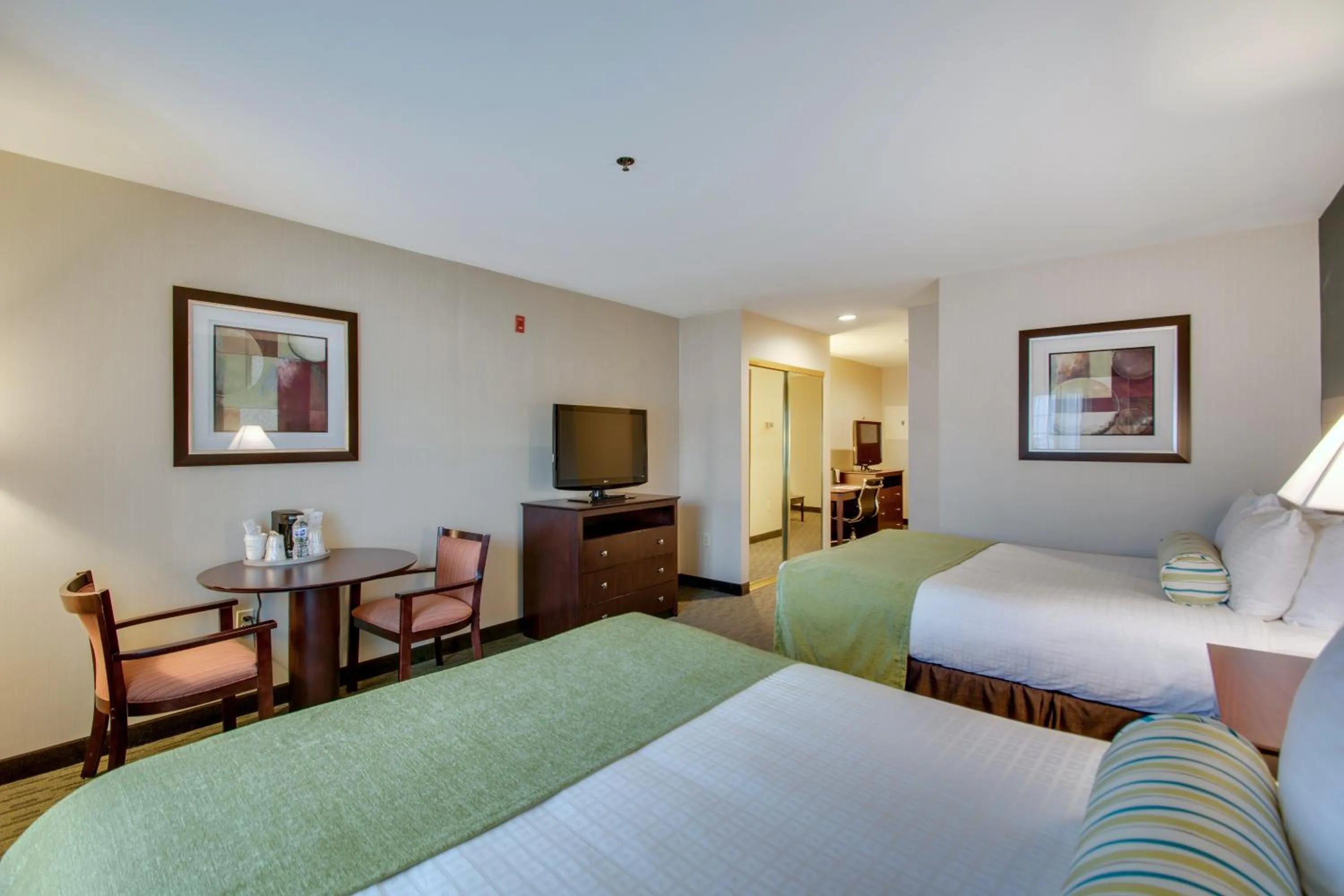 Bed in Best Western Plus, The Inn at Hampton