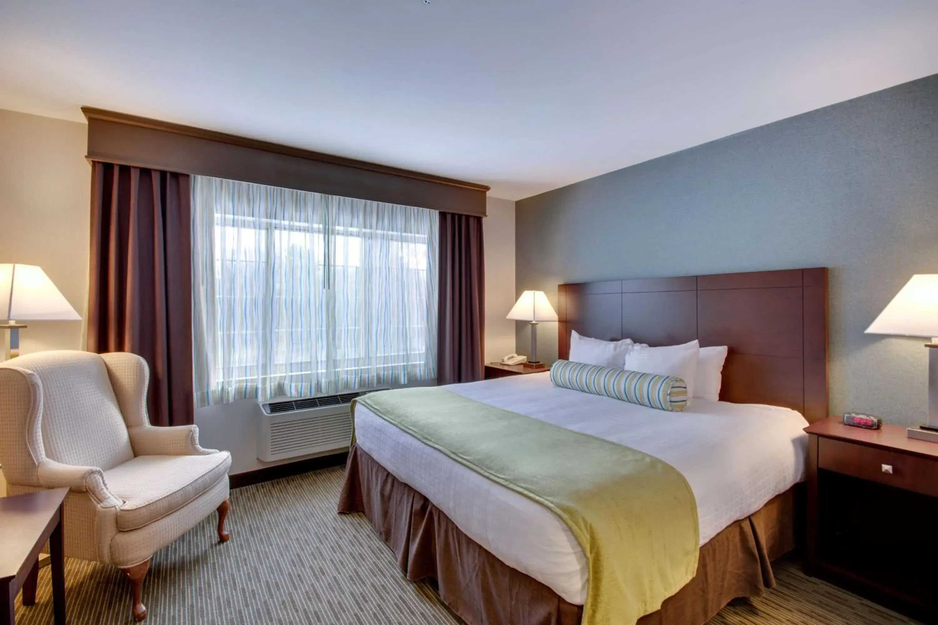 Bedroom, Bed in Best Western Plus, The Inn at Hampton Bedroom, Bed in Best Western Plus, The Inn at Hampton