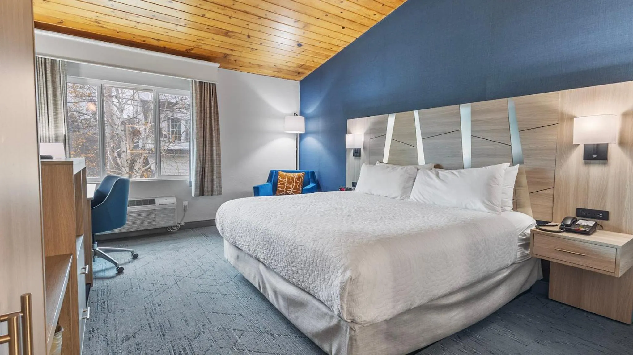 Bed in Best Western Plus, The Inn at Hampton