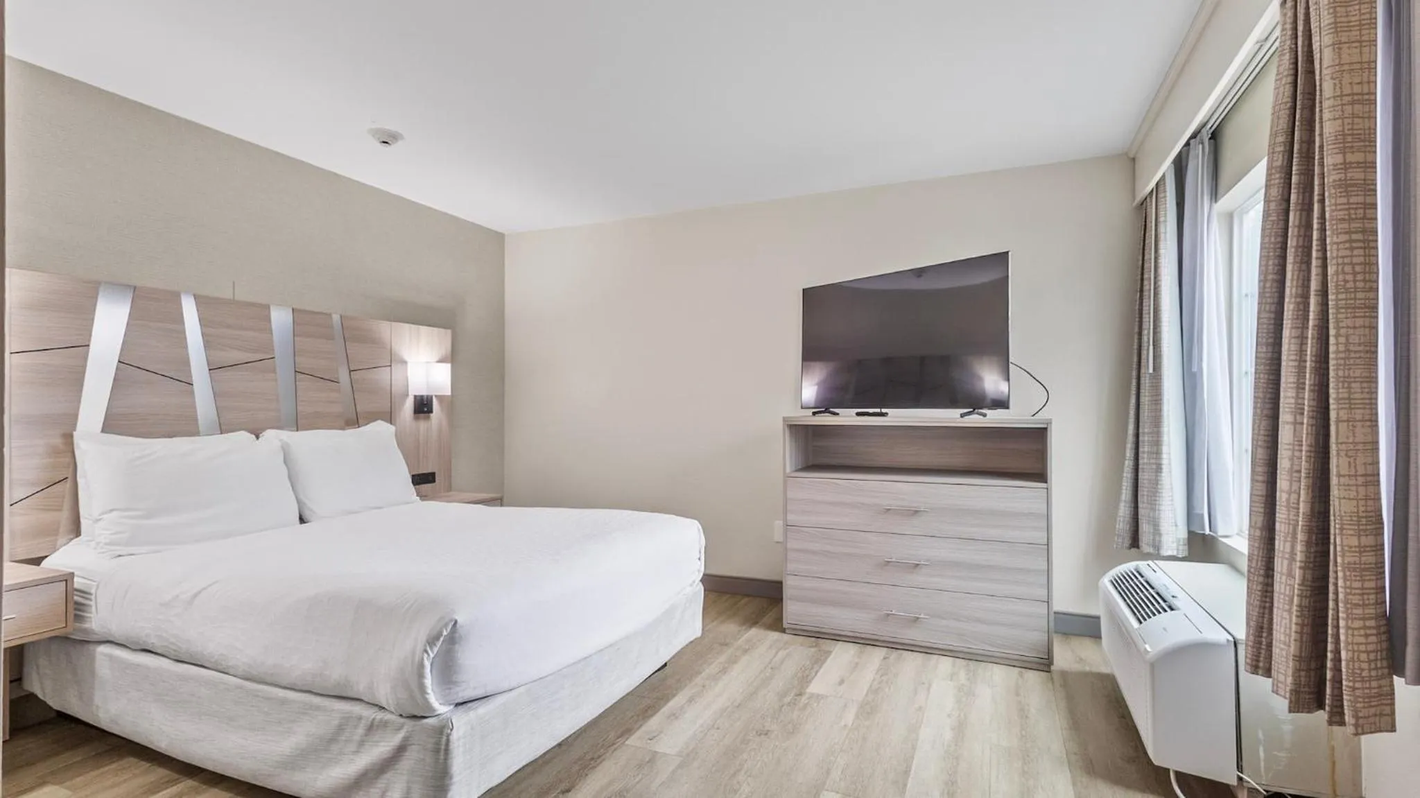 TV and multimedia, Bed in Best Western Plus, The Inn at Hampton