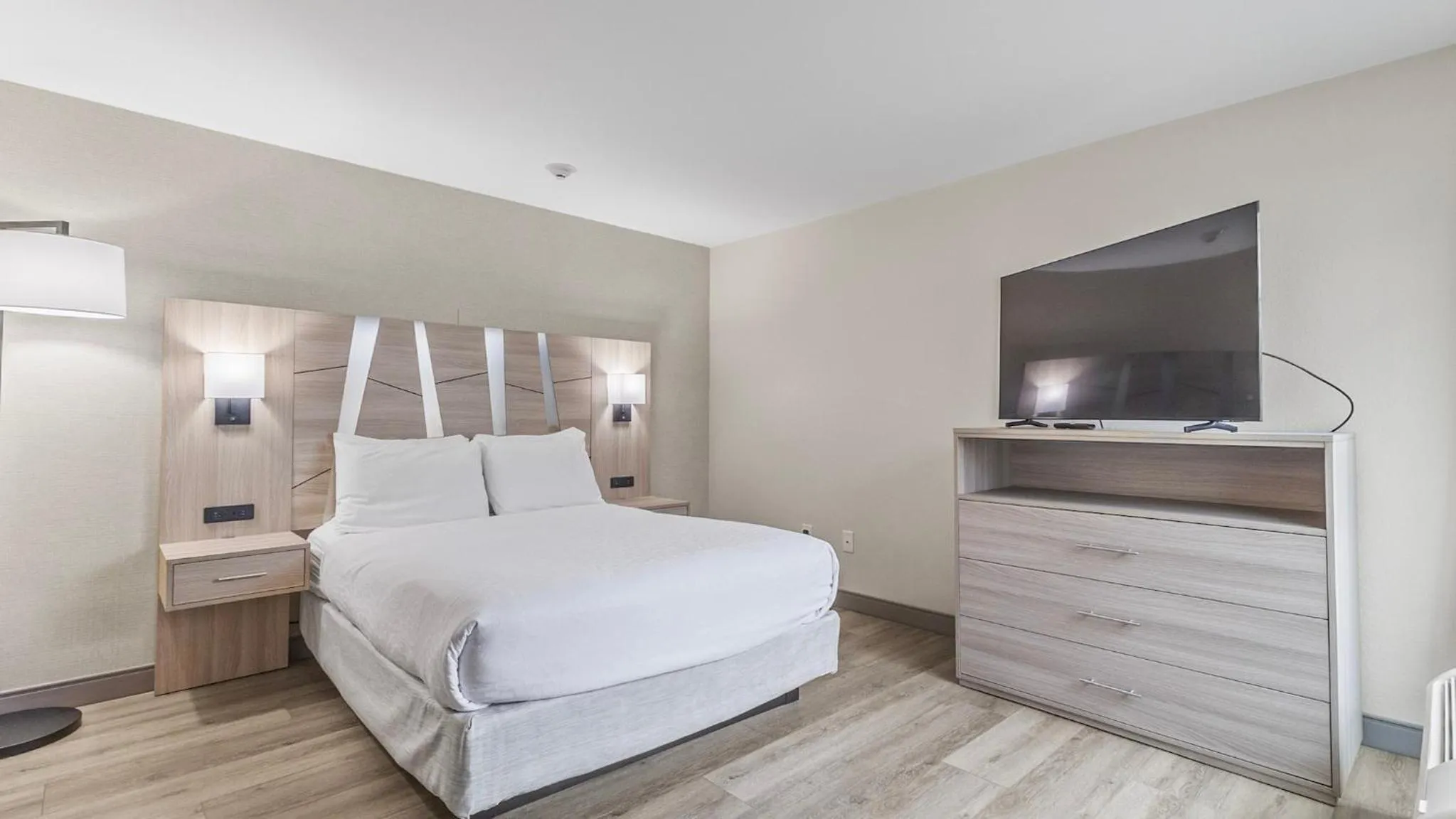 Bed in Best Western Plus, The Inn at Hampton