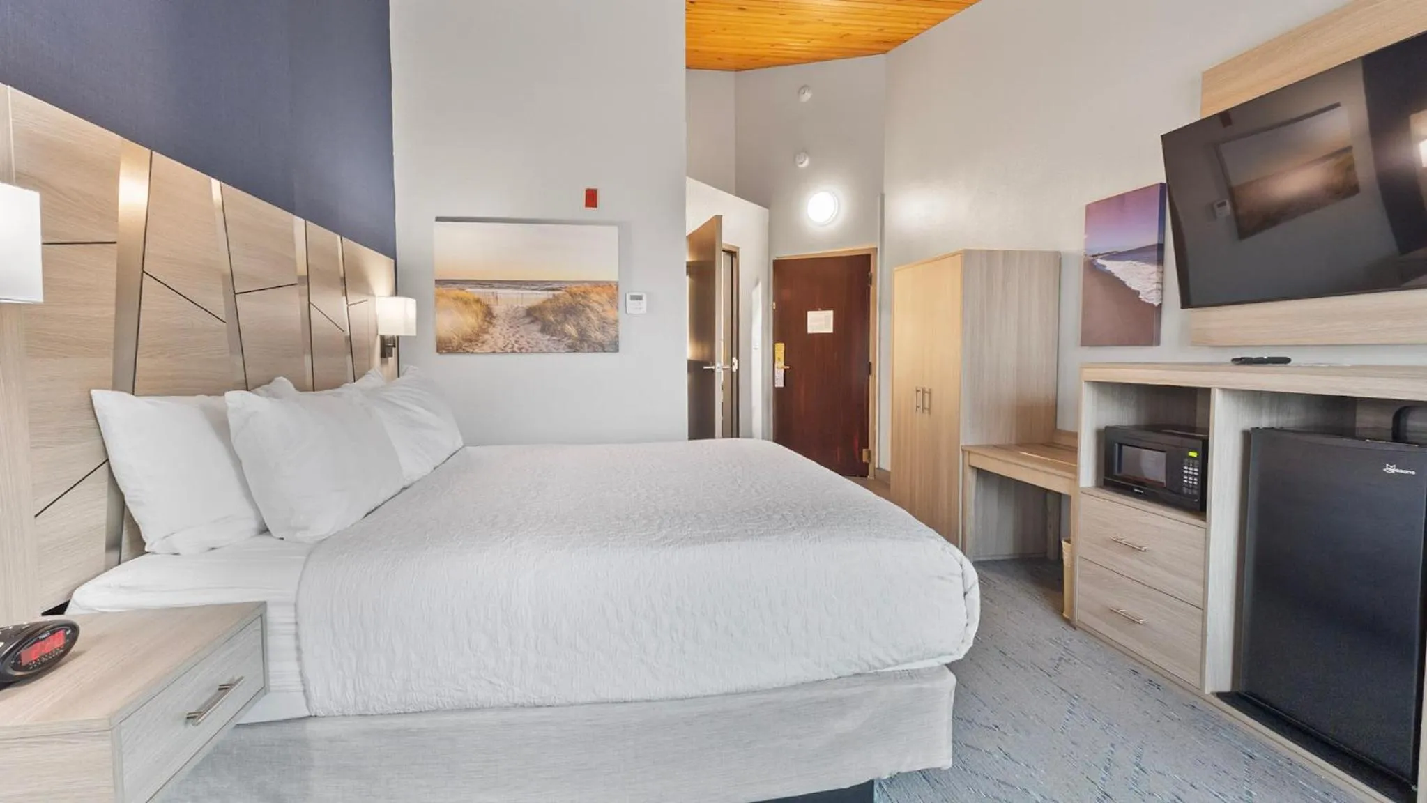 Bed in Best Western Plus, The Inn at Hampton