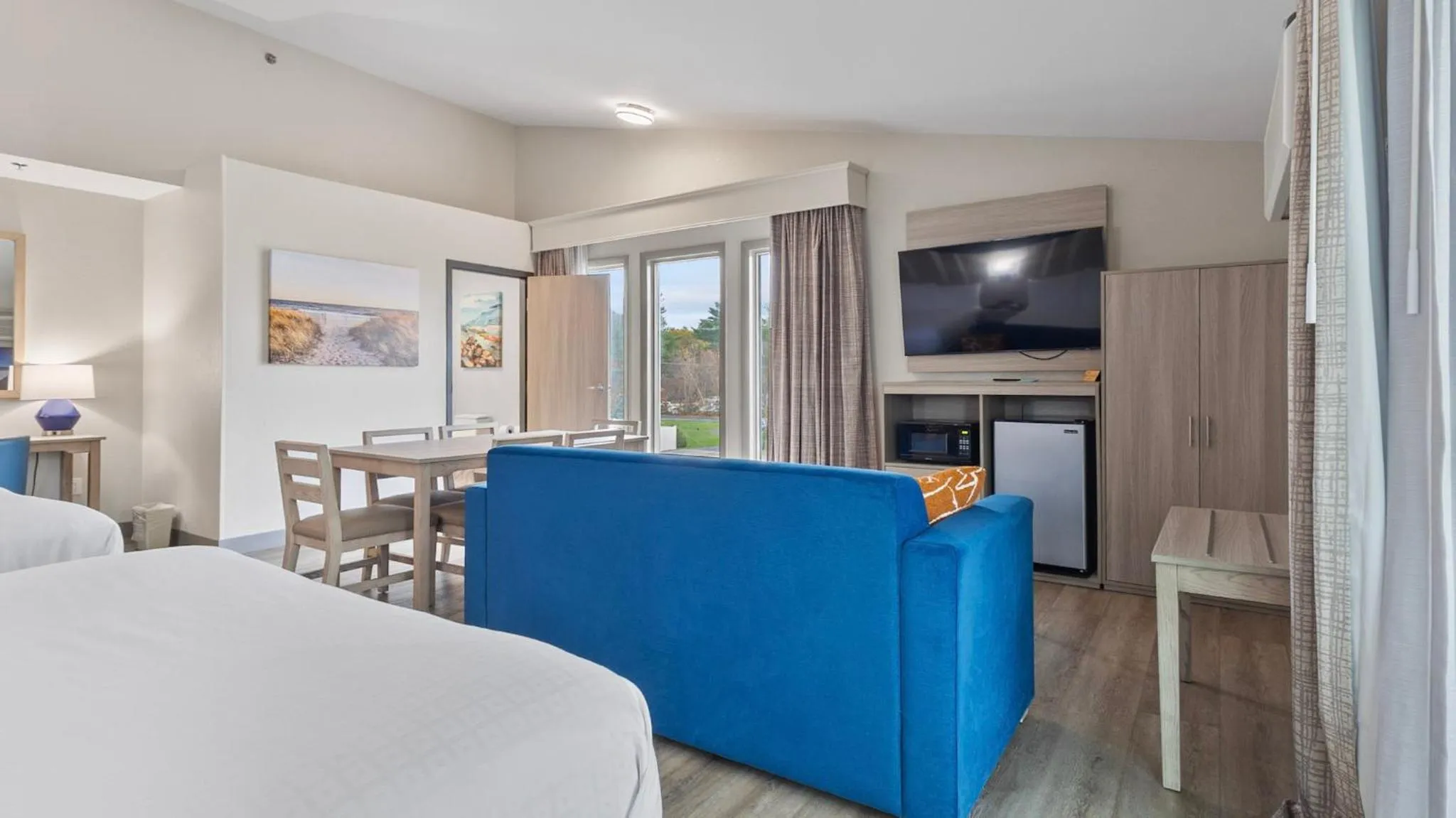 TV and multimedia in Best Western Plus, The Inn at Hampton