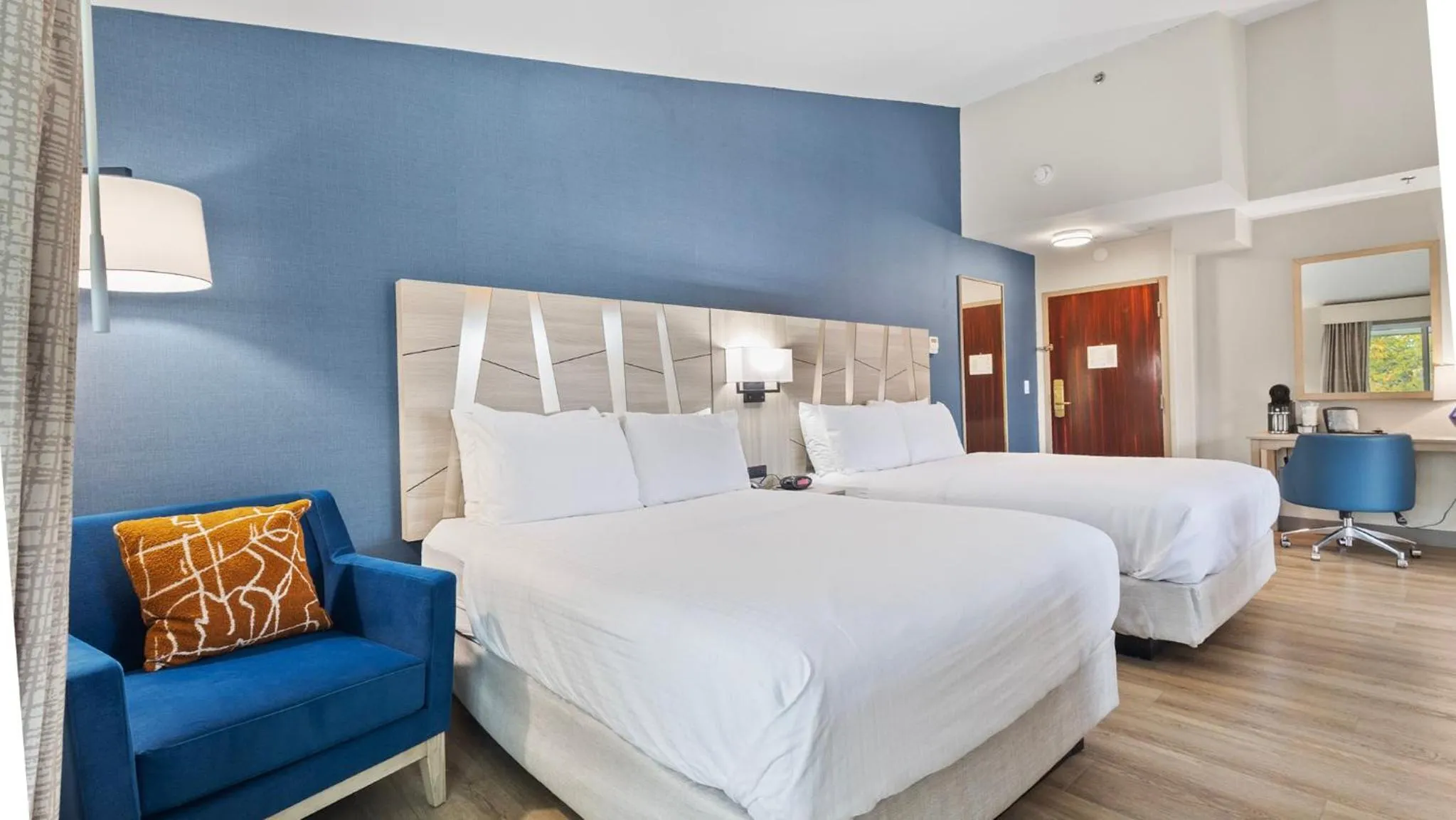 Bed in Best Western Plus, The Inn at Hampton