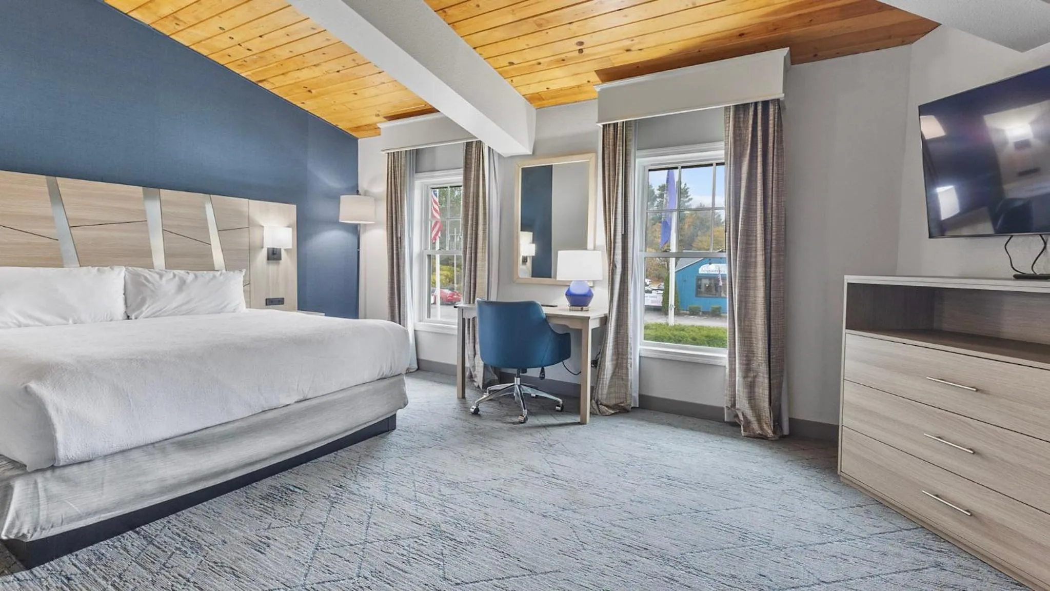 Bed in Best Western Plus, The Inn at Hampton