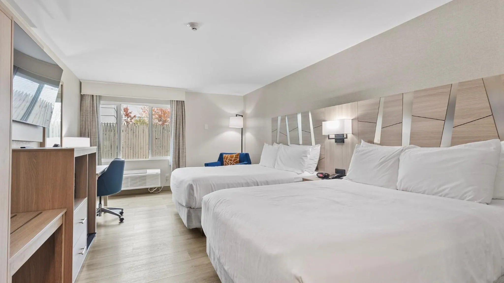 TV and multimedia, Bed in Best Western Plus, The Inn at Hampton