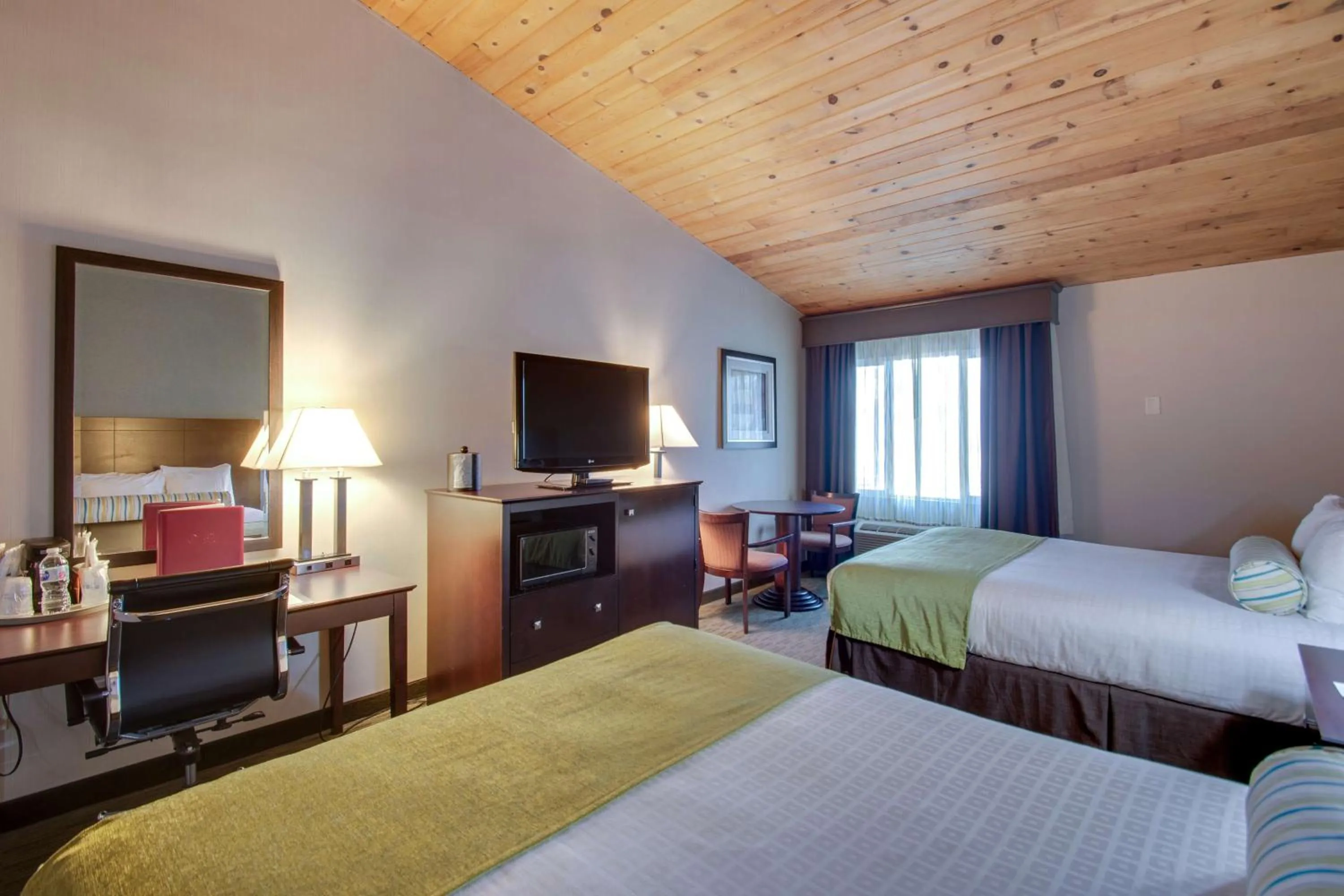 Bedroom, Bed in Best Western Plus, The Inn at Hampton