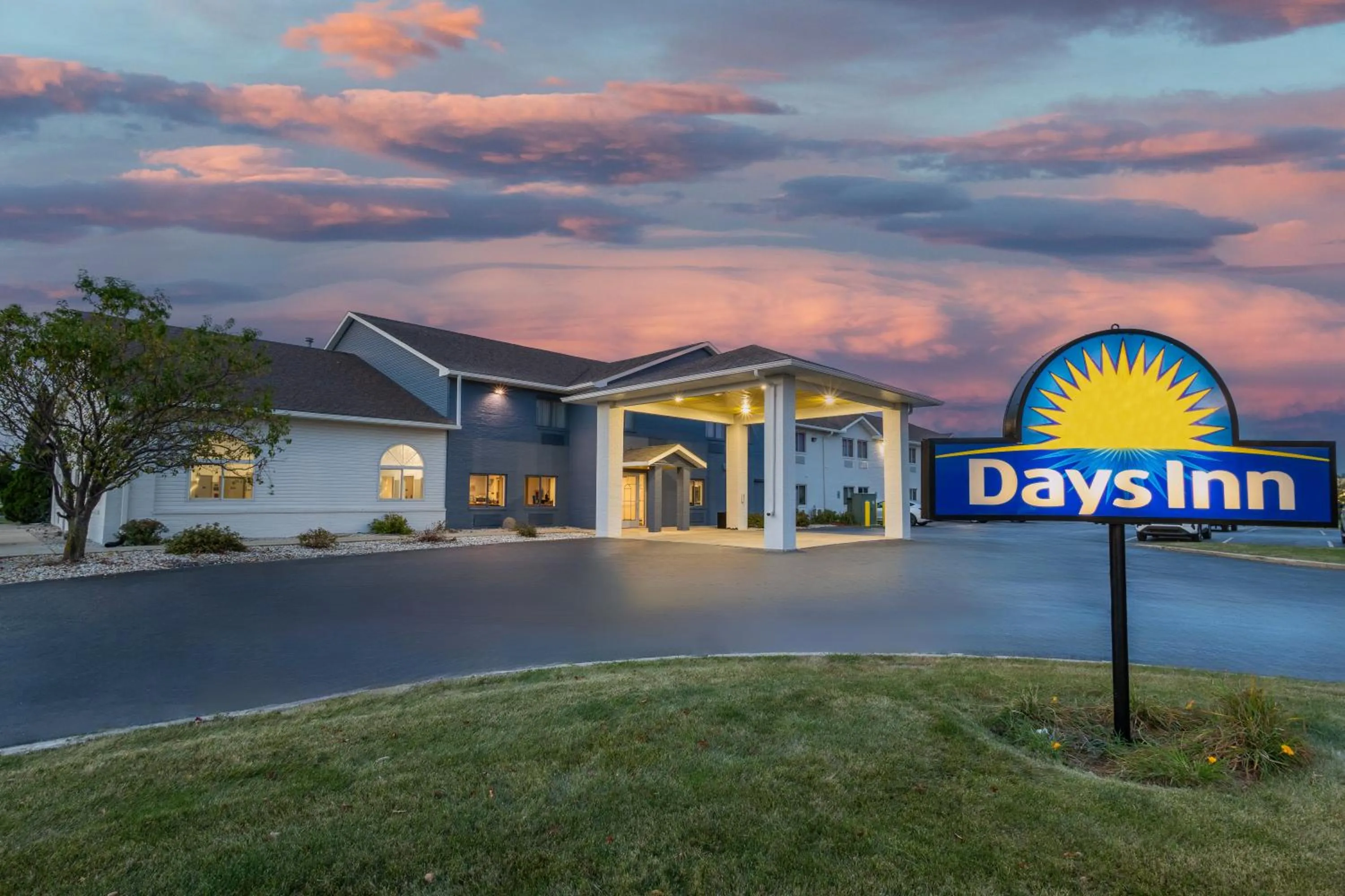 Property building in Days Inn by Wyndham Racine/Sturtevant