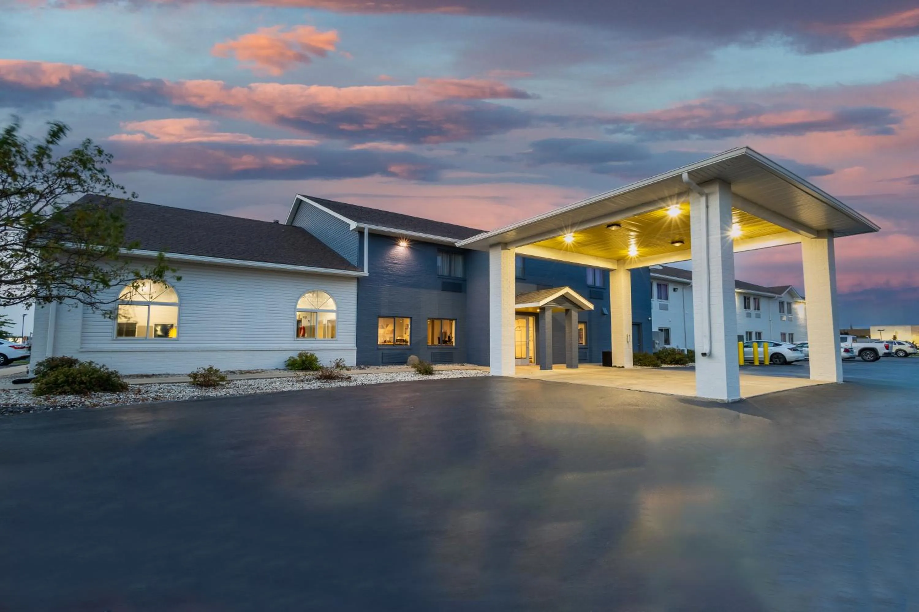 Property building in Days Inn by Wyndham Racine/Sturtevant