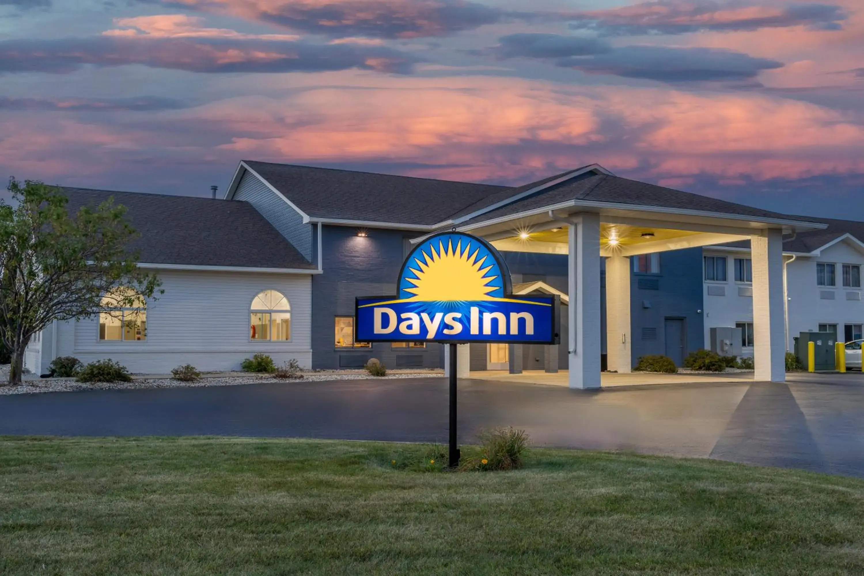 Property building in Days Inn by Wyndham Racine/Sturtevant Property building in Days Inn by Wyndham Racine/Sturtevant