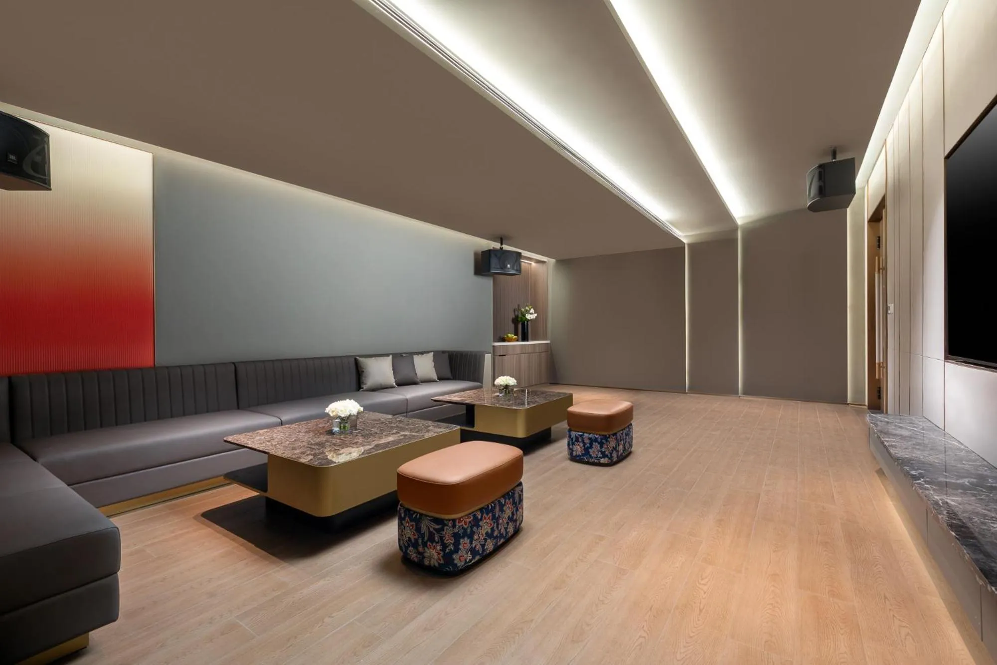 Entertainment in Modena By Fraser Wujiaochang Shanghai