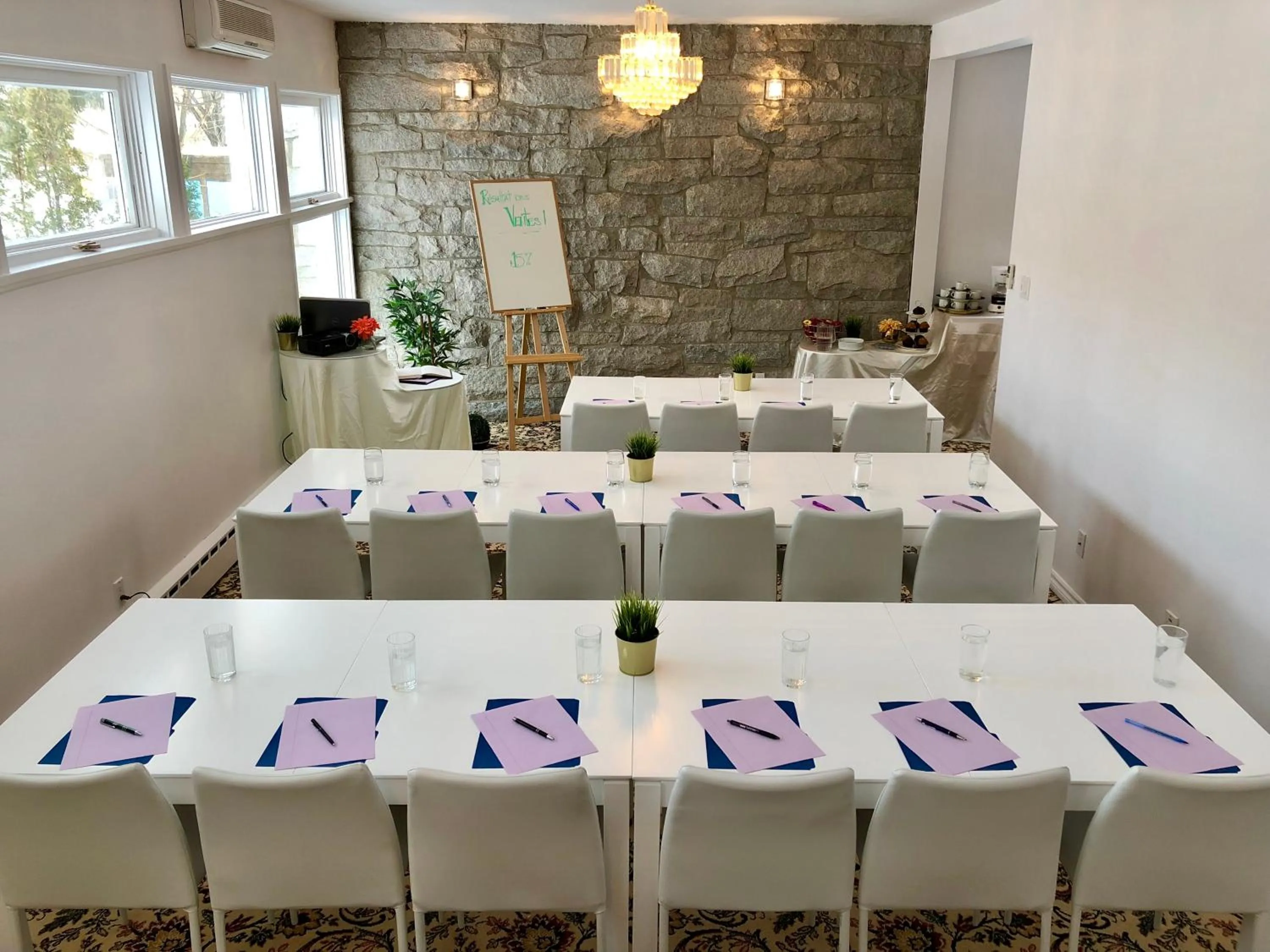 People in Villa by the Water 23 beds 9 baths Pool billard Hot Tub 15 min Old Quebec