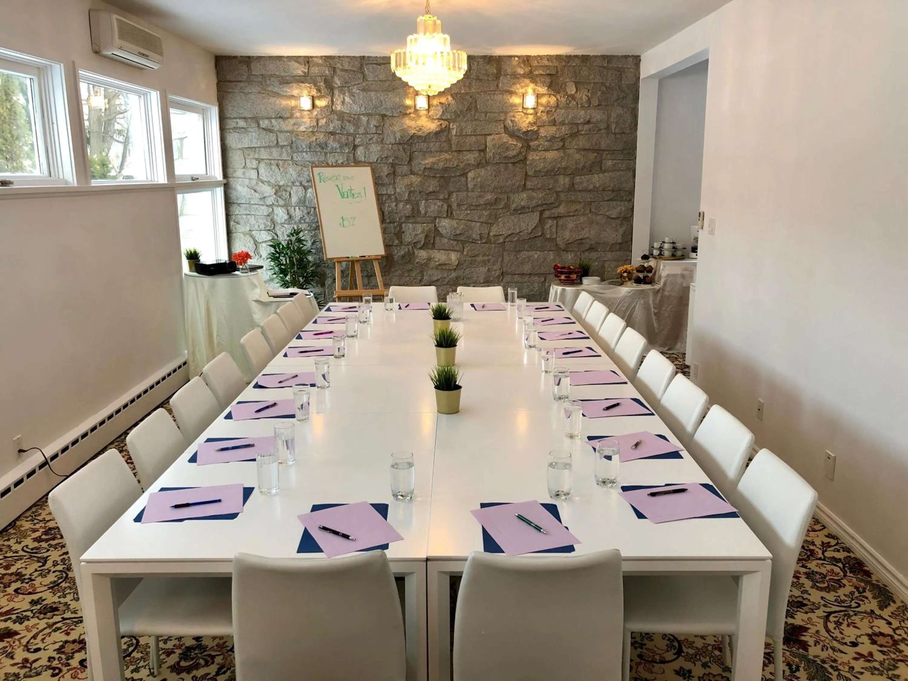 Business facilities in Villa by the Water 23 beds 9 baths Pool billard Hot Tub 15 min Old Quebec