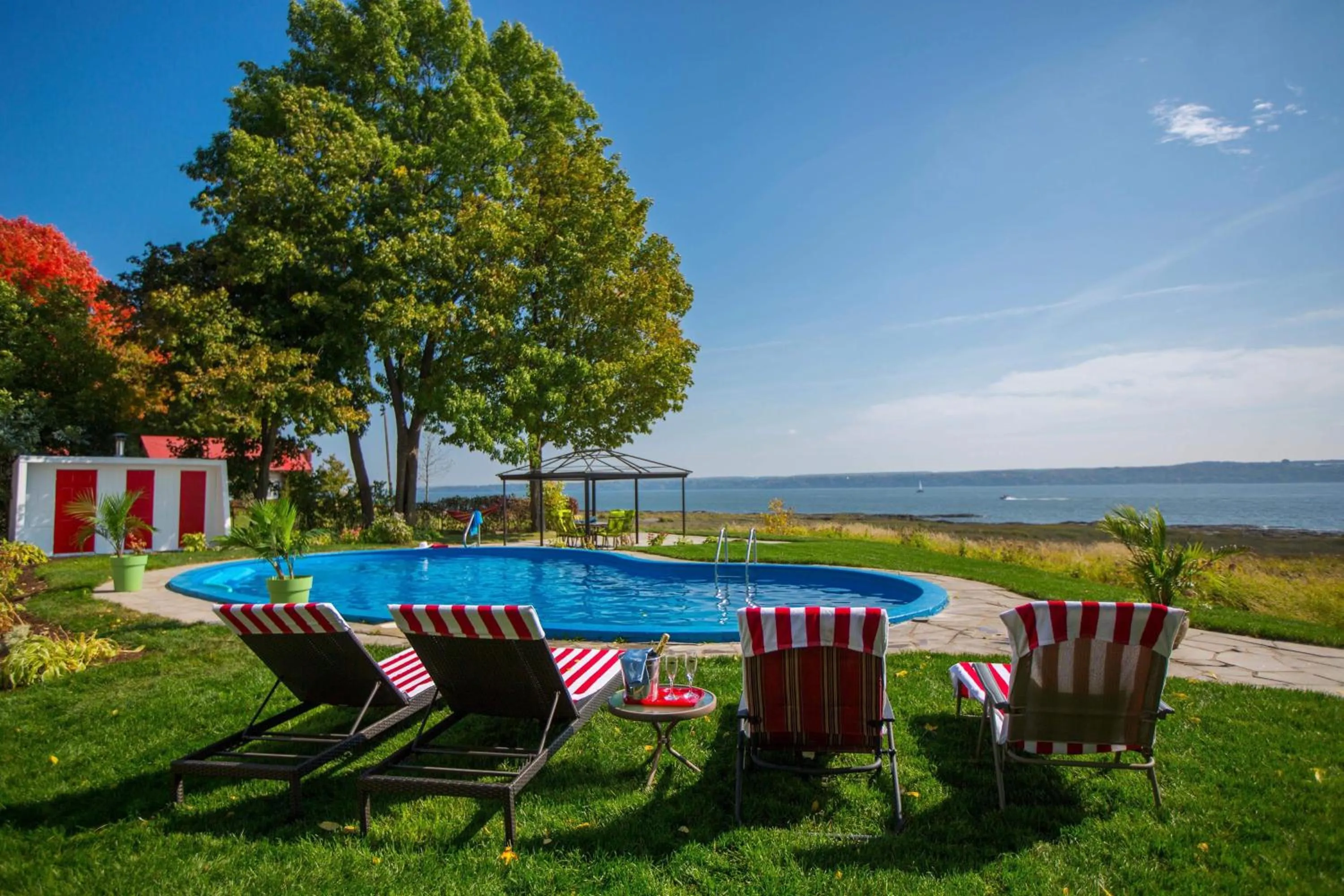 Summer in Villa by the Water 23 beds 9 baths Pool billard Hot Tub 15 min Old Quebec