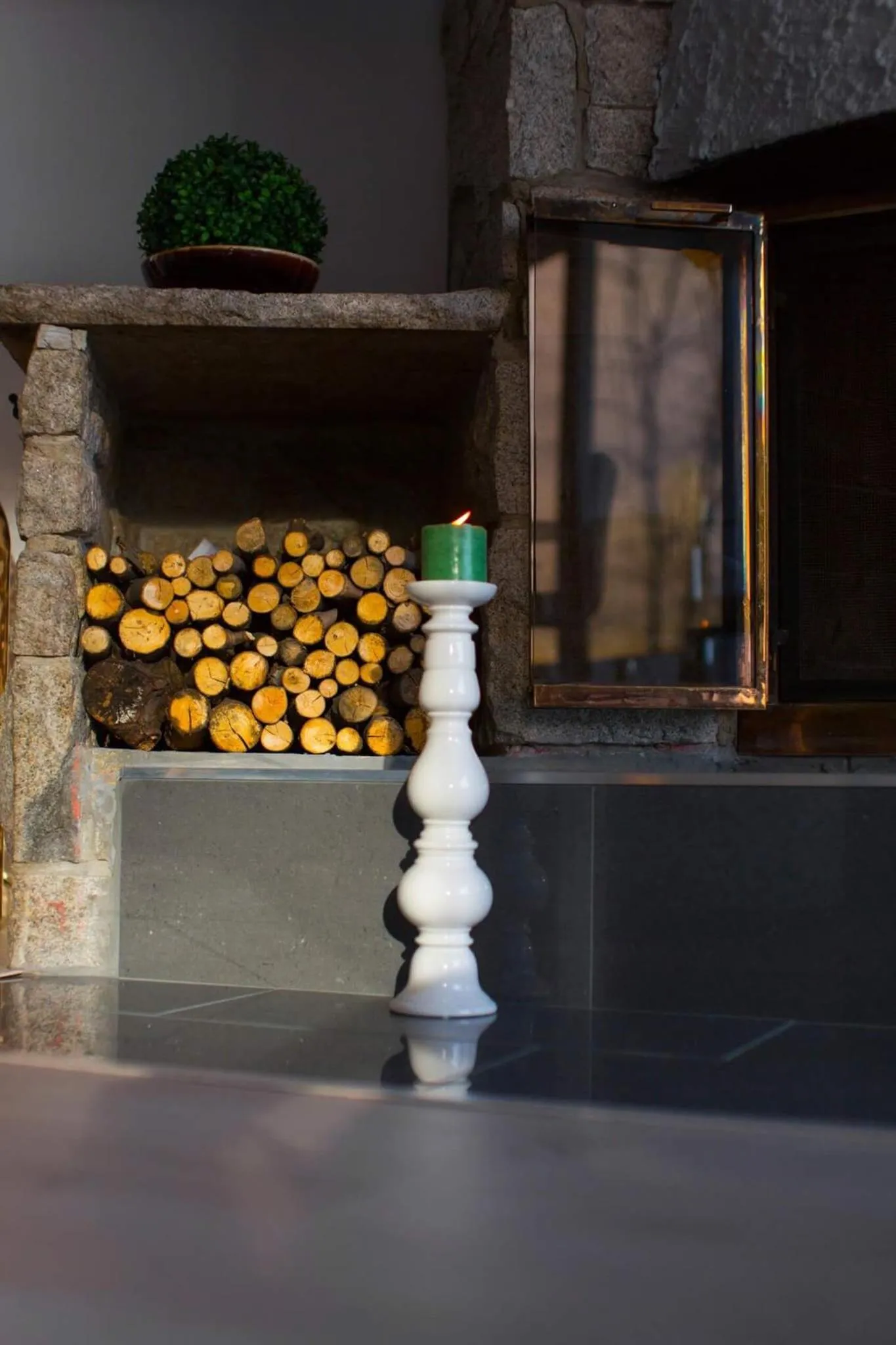 Living room in Villa by the Water 23 beds 9 baths Pool billard Hot Tub 15 min Old Quebec